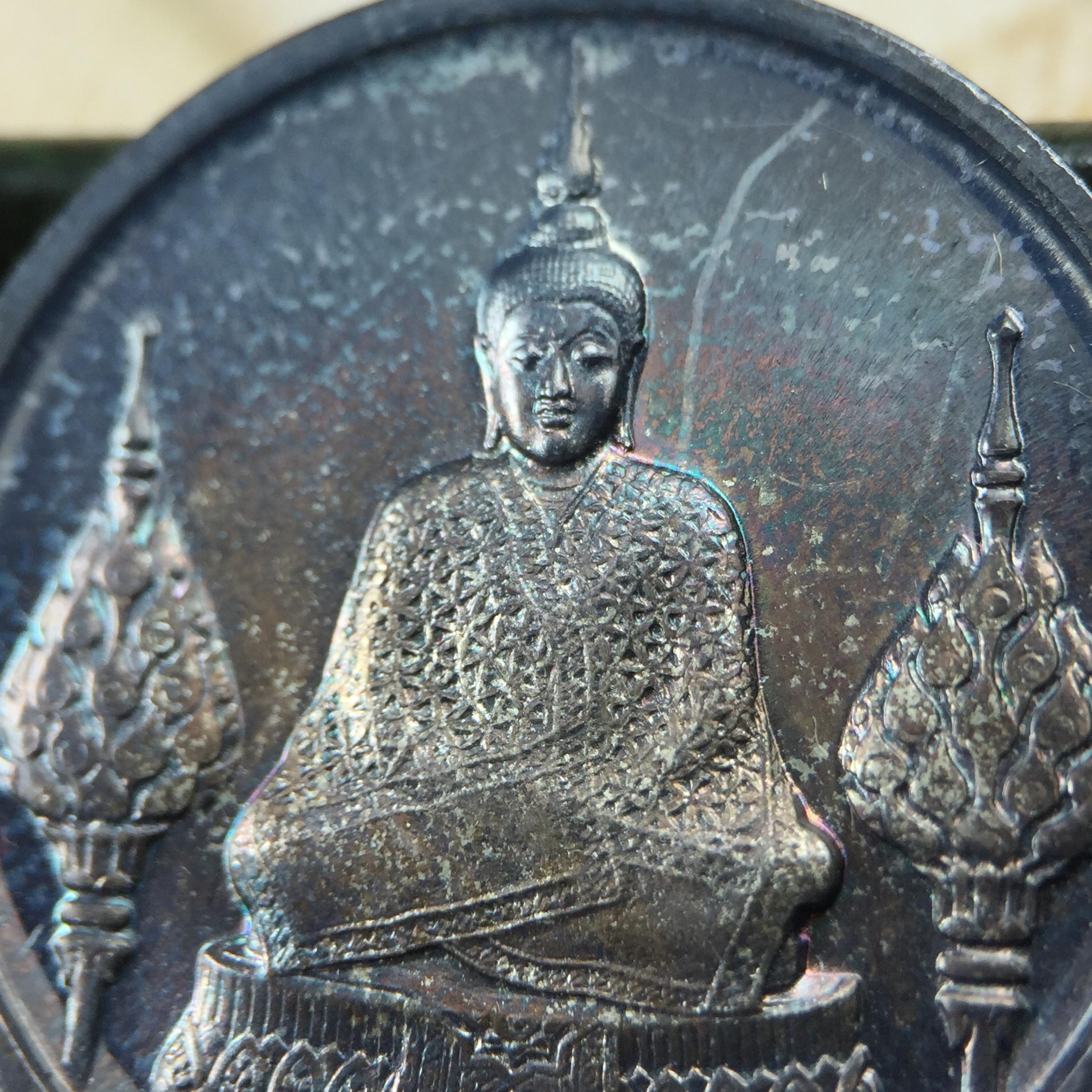 เหรียญพระแก้วมรกตหลัง ภปร. ฉลองกรุงรัตนโกสินทร์ครบ 200 ปี พ.ศ.2525 เนื้อเงิน(ผิวเดิม สวย)กล่องบรรจุเดิมครบ3พิมพ์(บล็อกพระราชศรัธา)(ในหลวงรัชกาลที่9 เสด็จในพิธี)ชอบเก็บแบบผิวเดิมๆชุดนี้เลยแนะนำ ผิวเดิมสวยมาก เสน่ห์พระเนื้อเงิน