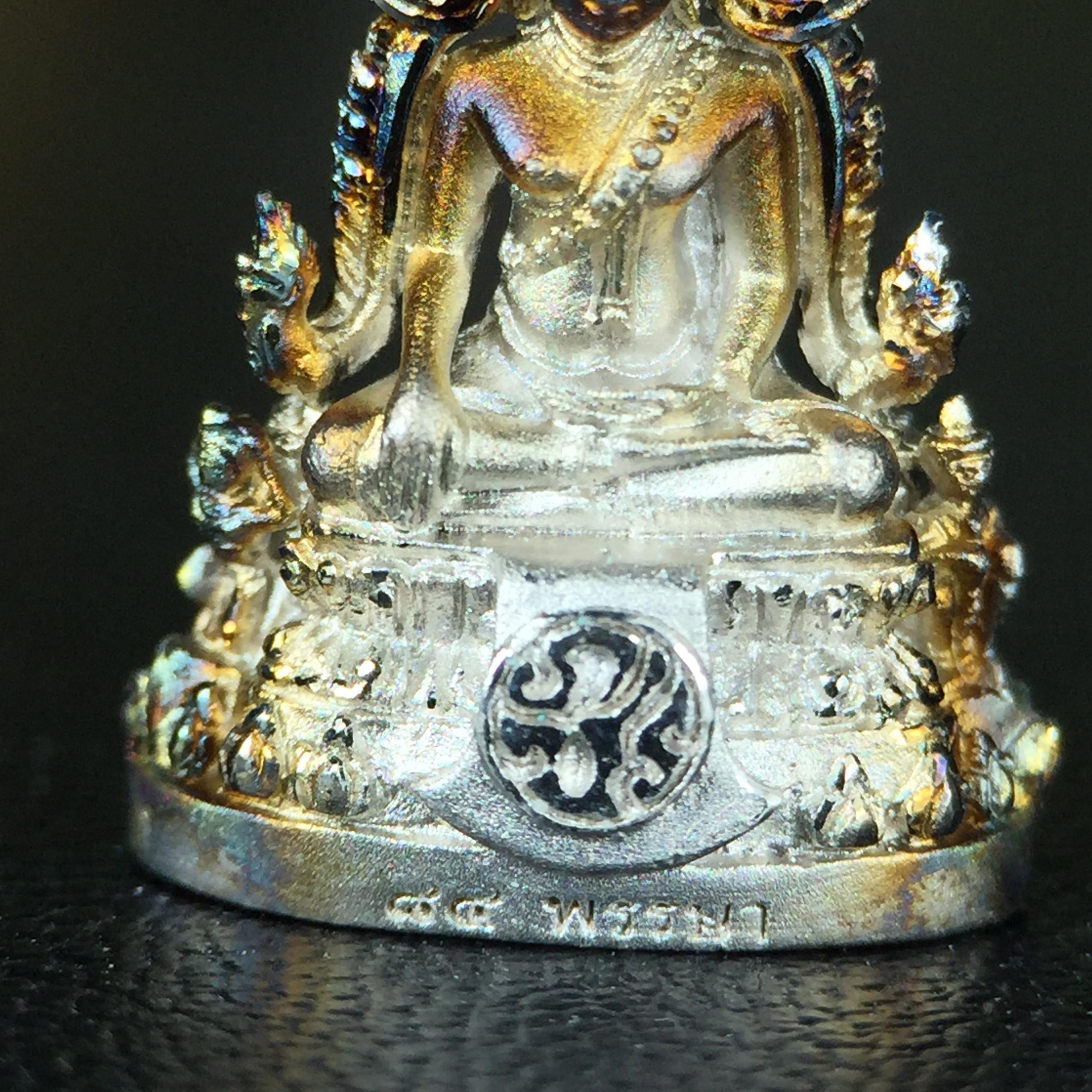 พระพุทธชินราช(จำลอง) ภปร. 84 พรรษา เนื้อเงินชุบทองคำขาว พิมพ์เล็กขนาดหน้าตัก 1/4 นิ้ว (สภาพผิวเดิมสวย ขึ้นสีรุ้งธรรมชาติ แบบนิยม)(พระราชทานมวลสาร จิตรลดาและเส้นพระเจ้า(เส้นผม))