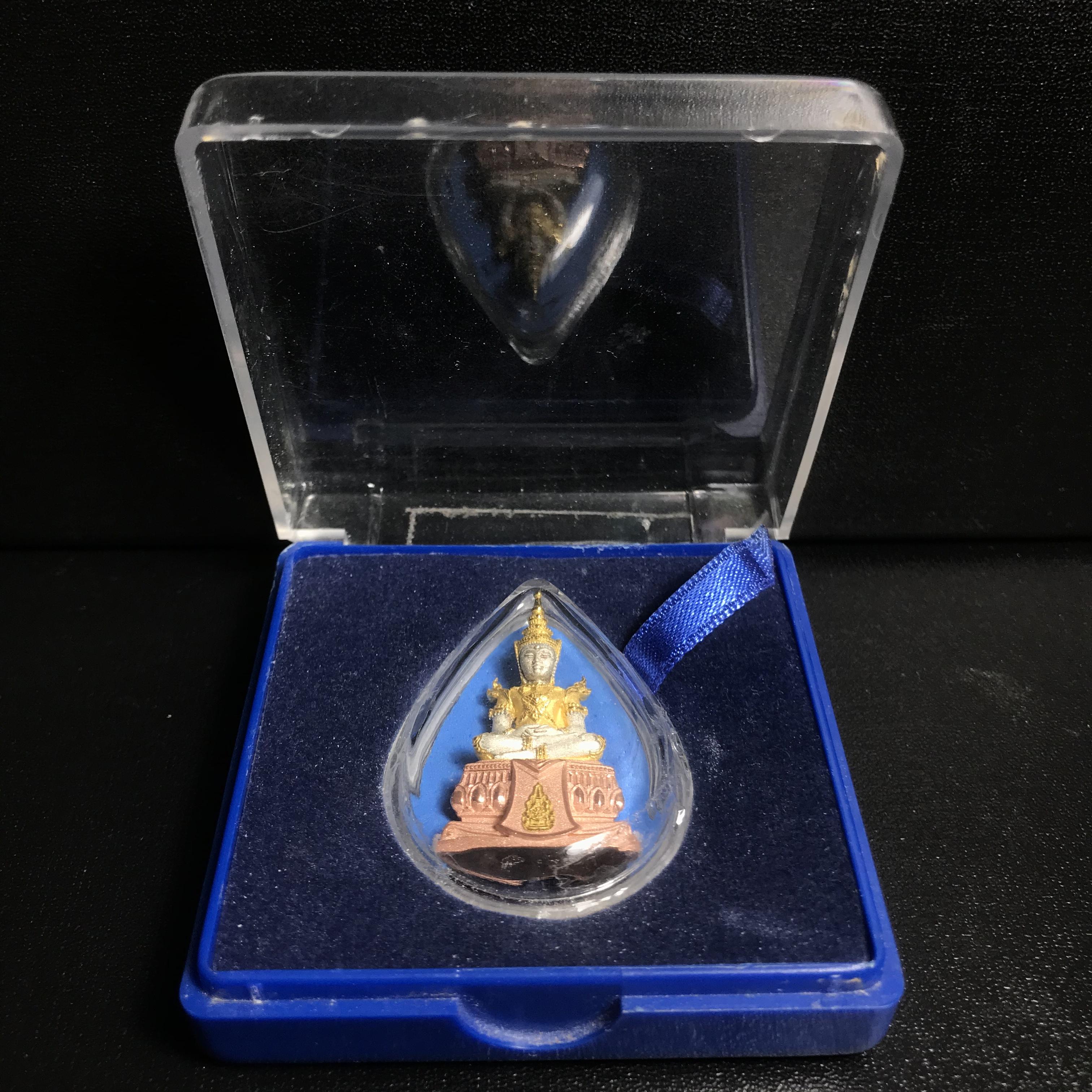 พระแก้วมรกต(จำลอง)ลอยองค์ ขนาดหน้าตัก 1/2 นิ้ว ทรงเครื่องฤดูร้อน เนื้อเงินสามกษัตริย์ ตราสัญลักษณ์ฉลองสิริราชสมบัติ ครบ 60 ปี พ.ศ.2549