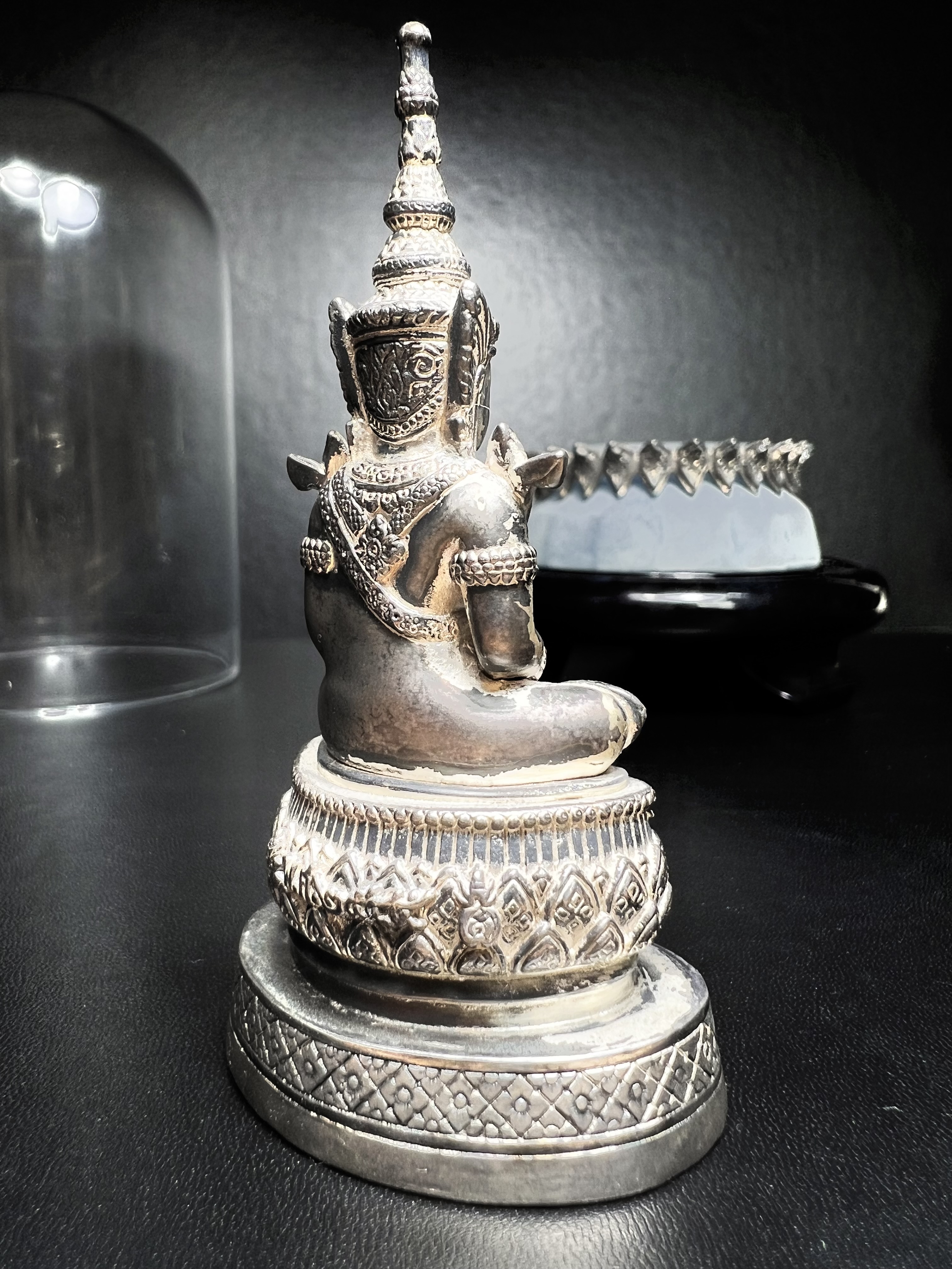 พระแก้วมรกต ภปร.(รุ่นแรก) ปี2545 จัดสร้างในมหาวโรกาส พระบาทสมเด็จพระเจ้าอยู่หัวรัชกาลที่ 9 ครบรอบ 75 พรรษา และฉลองกรุงรัตนโกสินทร์ครบ 220 ปี หล่อลอยองค์ เนื้อเงินบริสุทธิ์99.9% ขนาดบูชา 50*90 มม. พร้อมฐานวางครอบแก้วเดิม(สวยงามและหายากมาก)(1ใน3000องค์)
