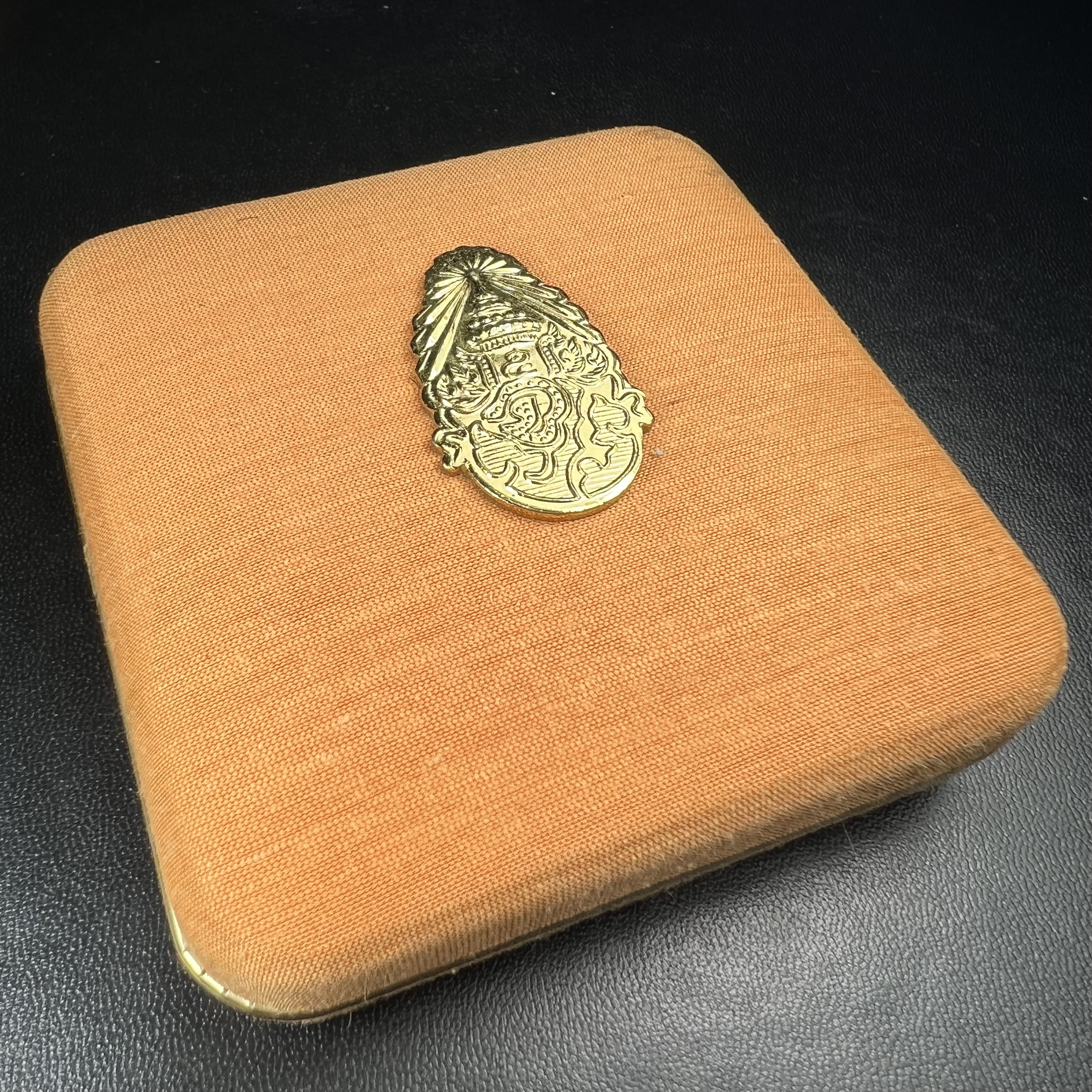 เหรียญรัชกาลที่ 5 หลัง 12 นักษัตริย์ รุ่นมหาลาภ ปี 2539 เนื้อเงินขัดเงา บล็อกนอก(เพิร์ธ)ออสเตรเรีย ขนาด 3.2 ซ.ม. กล่องบรรจุเดิมครบสมบูรณ์สวยงาม พิธีพุทธาภิเษก ณ.พระอุโบสถ วัดพระแก้ว สมเด็จพระญาณสังวร สมเด็จพระสังฆราช เป็นประธานพิธี