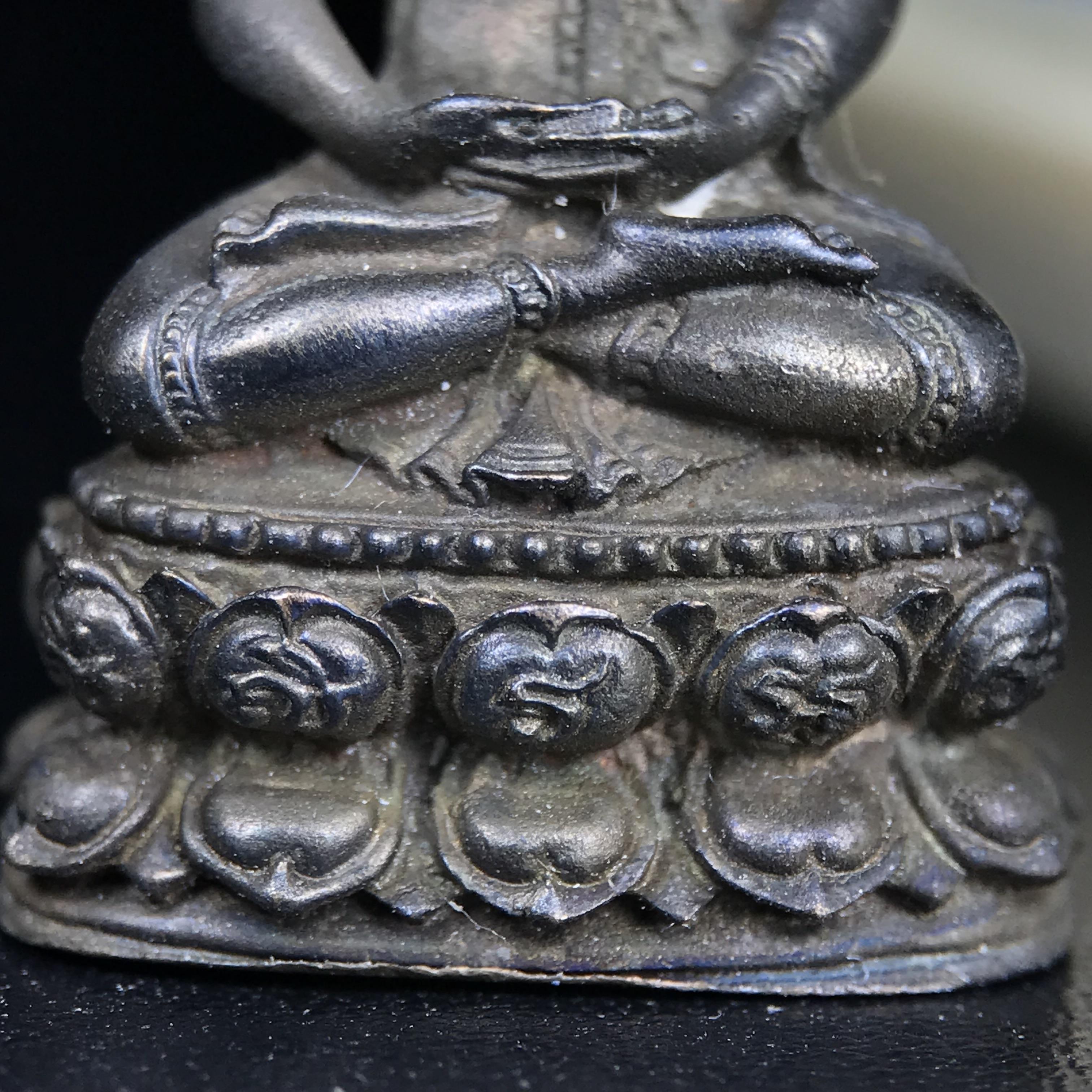 พระกริ่งพิชัยรังสี รุ่นแรก วัดป่าชัยรังสี จ.สมุทรสาคร ปี 2531 เนื้อนวโลหะ ออกแบบโดยนายช่างเกษม มงคลเจริญ ช่างมือหนึ่งแห่งยุค ปลุกเสกโดยพระเกจิอาจารย์ที่มีชื่อเสียงในยุคนั้นมาร่วมพิธีกันหลายรูป พุทธศิลป์ออกแบบได้สวยงดงาม พร้อมกล่องบรรจุเดิมครบ