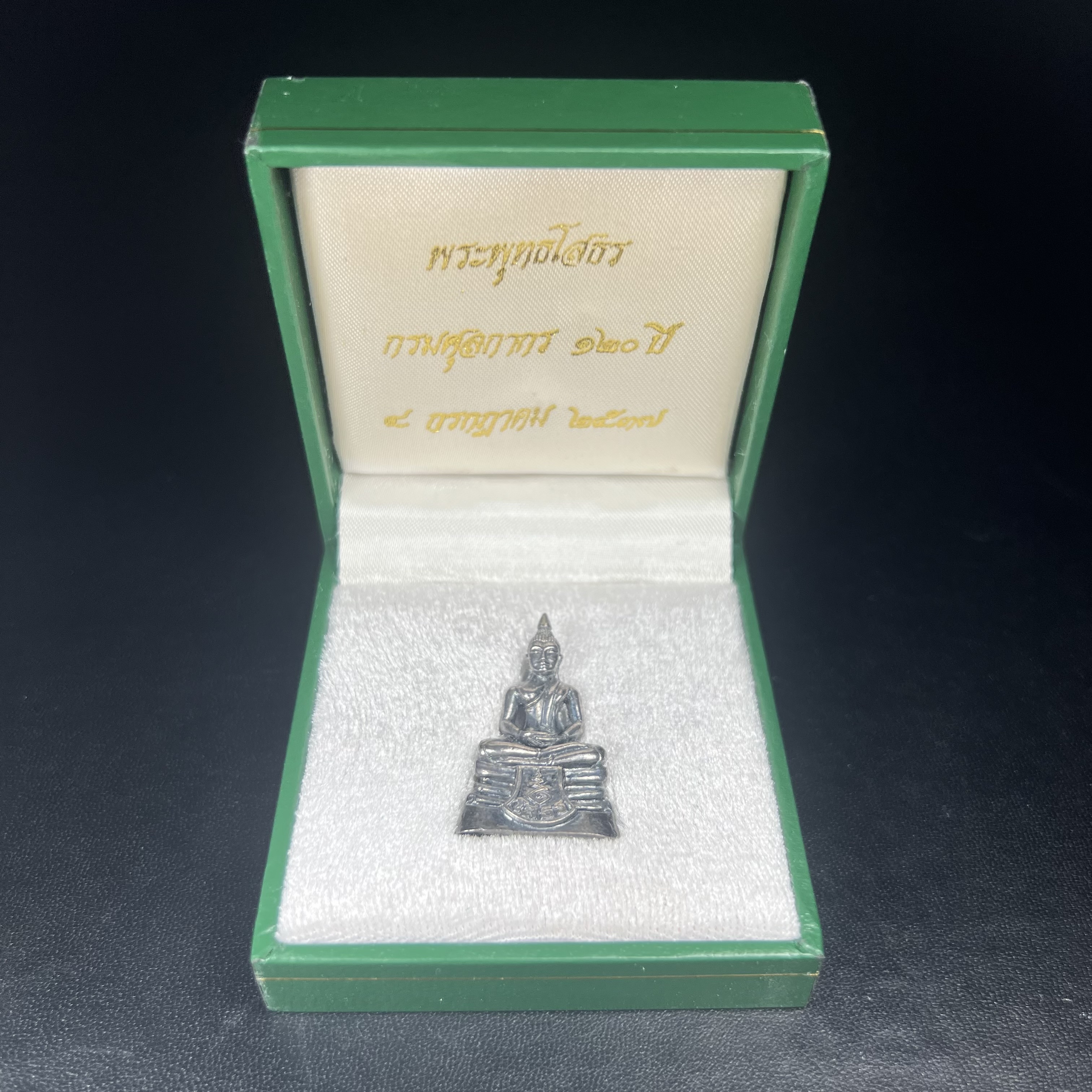 พระพุทธโสธร รุ่น กศก. 120 ปี เนื่องในโอกาสครบ 120 ปี กรมศุลกากร กระทรวงการคลัง จัดสร้าง ปี 2537 เนื้อเงินบริสุทธิ์ 99.9% ผิวขัดเงาลงดำ(เข้มขลัง)(งานบริษัท แพรนด้า จิวเวลรี่)สวยงดงาม ทรงคุณค่า