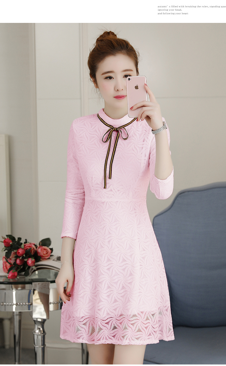 ชุดเดรสสั้นผ้าลูกไม้สีชมพูแขนยาวตกแต่งลูกเล่นที่คอแบบผูกโบว์สวยเก๋