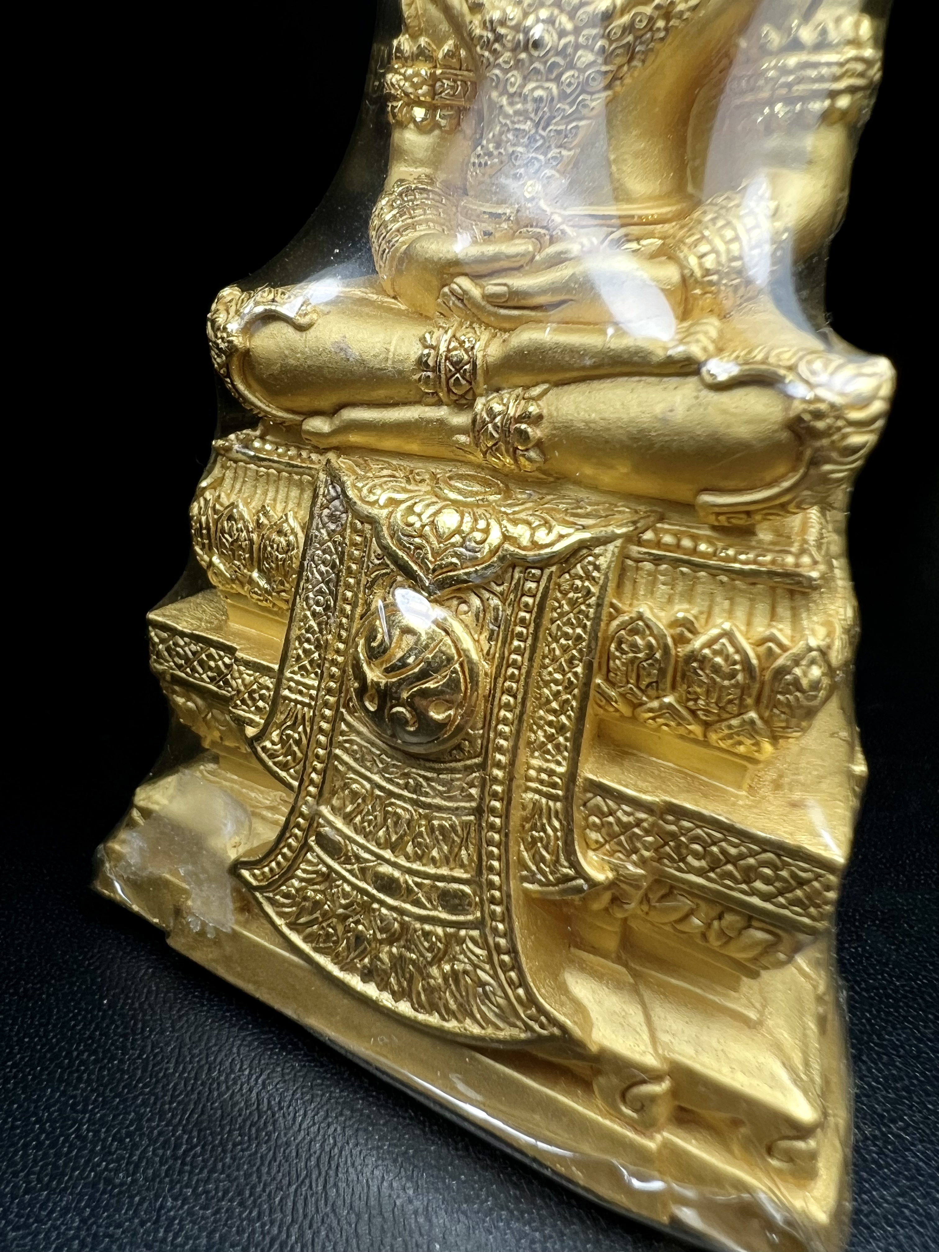 พระแก้วมรกต ภปร. ปี2547 จัดสร้างโดย โรงพยาบาลภูมิพลฯ กรมแพทย์ทหารอากาศ ขนาดบูชาหล่อลอยองค์หน้าตัก 2 นิ้ว เนื้อทองคำบริสุทธิ์ 99.99% องค์พระซีนเดิมสวยคงสภาพเดิม(สวยงามและหายากมาก)(1ใน 1000 องค์)