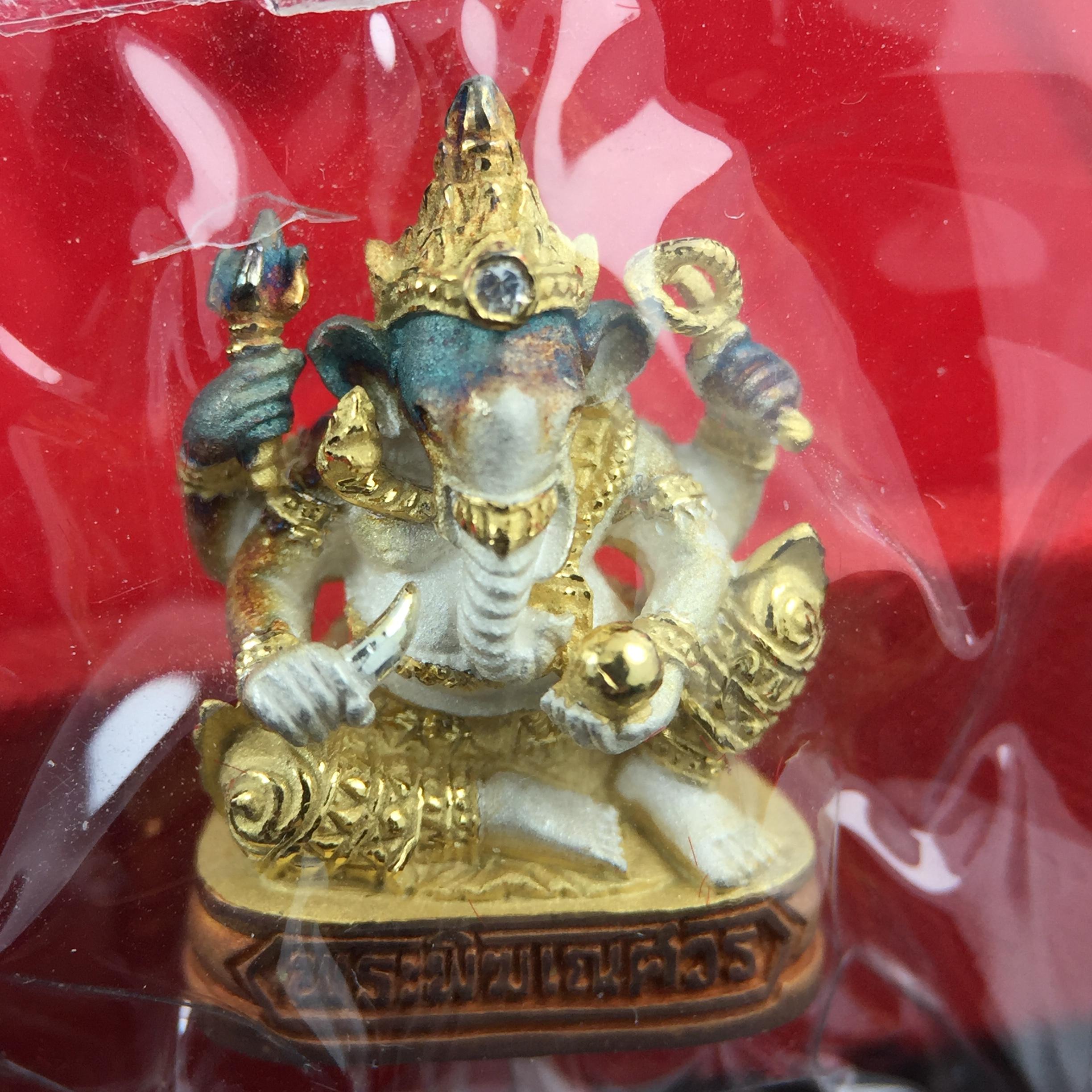 พระพิฆเณศวร วัดบวรนิเวศวิหาร ปี 2542 เนื้อเงินสามกษัตริย์พ่นทรายขัดเงาบางส่วน(ฝังพลอย1เม็ด)(ขนาด 2* 1.4 ซม.) สภาพสวยซีนซองเดิมพร้อมกล่องบรรจุเดิม ตอกโค๊ดหมายเลขกำกับ(ผิวเดิมขึ้นสีรุ้งธรรมชาติ สวย)(คัดสภาพสวยเดิม พิธีใหญ่ พุทธศิลป์งดงาม)