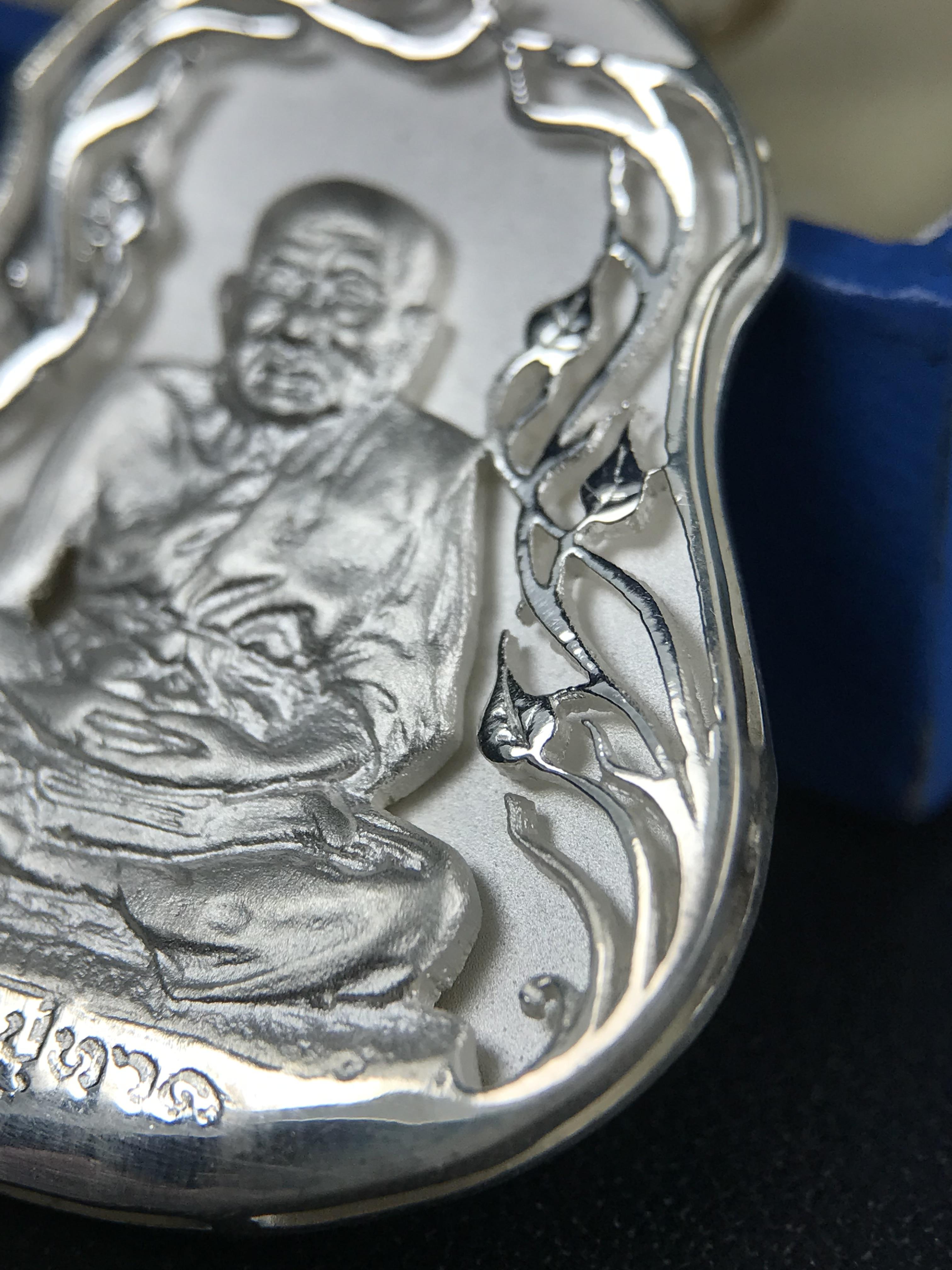 เหรียญหลวงปู่ทวด พระนามาภิไธย สก. แบบงานฉลุโบราณ(HAND MADE) ปี 2544 เนื้อเงิน(ผิวสวย) พิธีปลุกเสก ณ อุโบสถวัดช้างให้ และ พิธีมังคลาภิเษก ณ พระอุโบสถ วัดพระศรีรัตนศาสดาราม(วัดพระแก้ว) (1 ใน 2000 เหรียญ)พบเจอน้อยหายากมาก