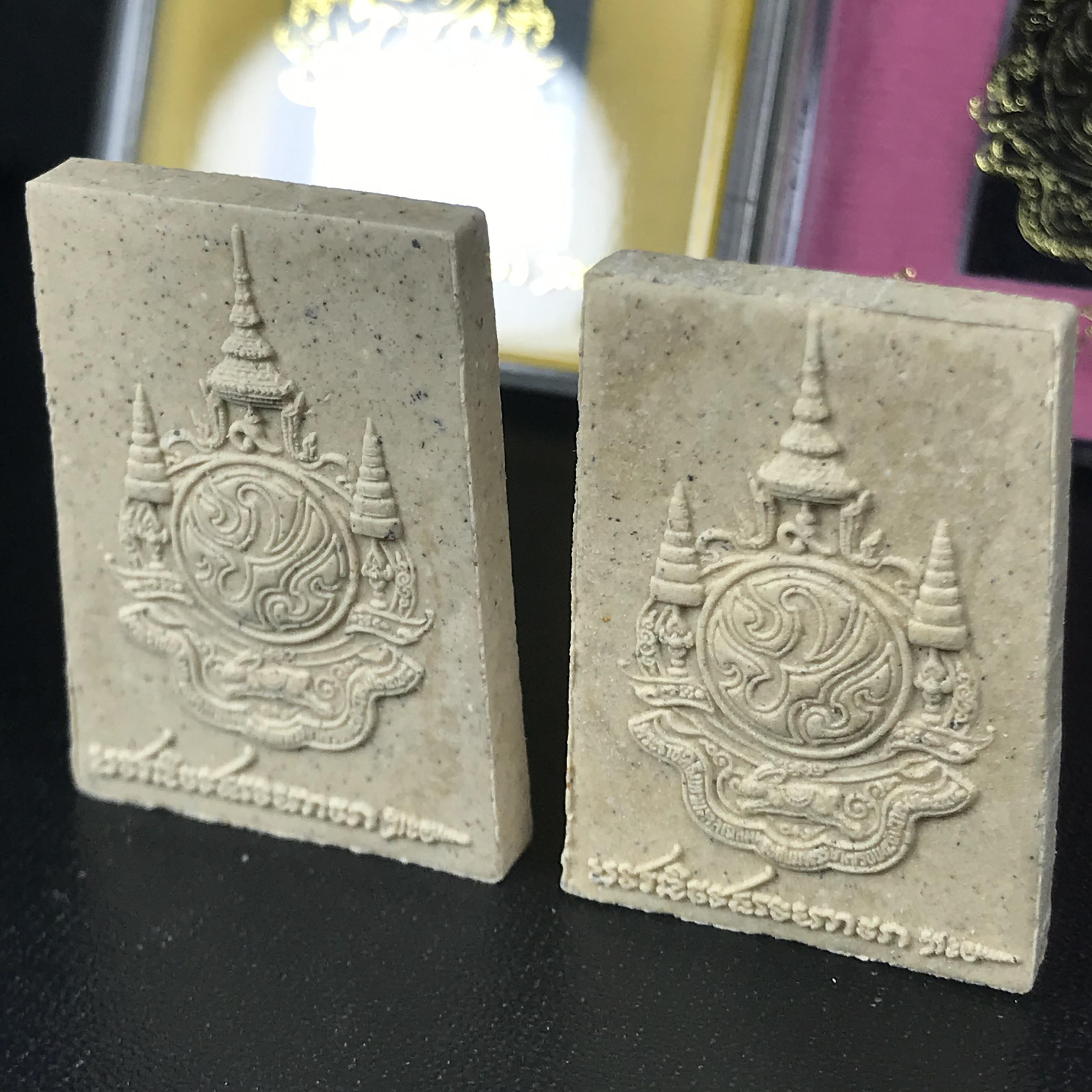 สมเด็จพระพุทธชินสีห์+สมเด็จพระไพรพินาศ ด้านหลังตราสัญลักษณ์เฉลิมพระชนมพรรษา 7 รอบ ในวโรกาสเฉลิมพระชมพรรษาในหลวงรัชกาลที่9 ครบ 7 รอบ และ ที่ระลึกสมโภชวัดบวรนิเวศวิหารครบ 175 ปี พ.ศ.2554 เนื้อผง พิมพ์ ขนาดสูง 3.5 ซม. พร้อมกล่องบรรจุเดิม(1ชุด2องค์)