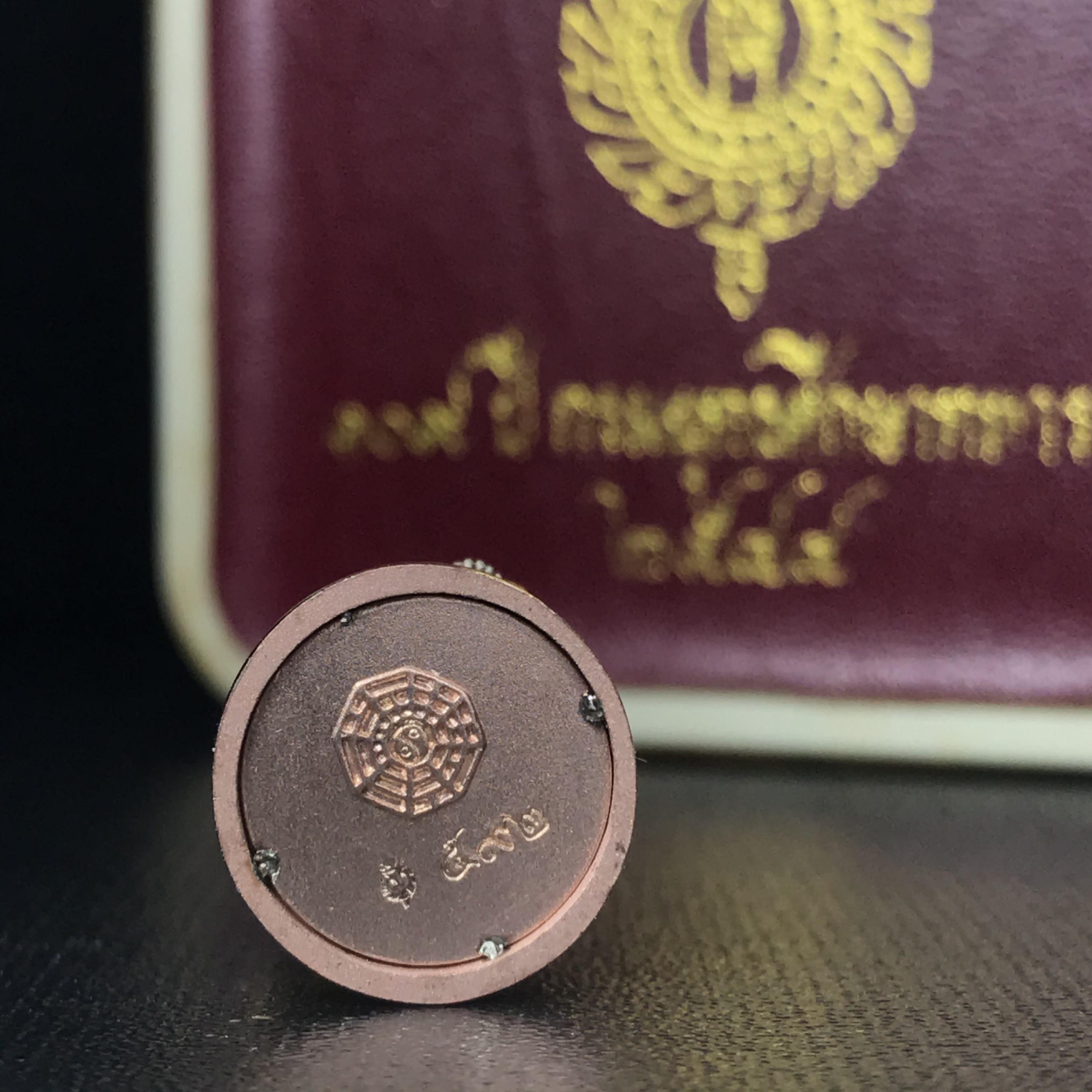 เจ้าพ่อเสือนั่งบัลลังค์ (ตั่วเหล่าเอี๊ย) เนื้อเงินสามกษัตริย์ ลอยองค์ (พิมพ์ใหญ่) รุ่น รักษ์แผ่นดิน ปี 2544 งานแพรนด้าจิวเวลรี่ สวย งดงาม (เทพศักดิ์สิทธิ์ที่คอยปกป้องอภิบาล และปราบปรามศัตรู)