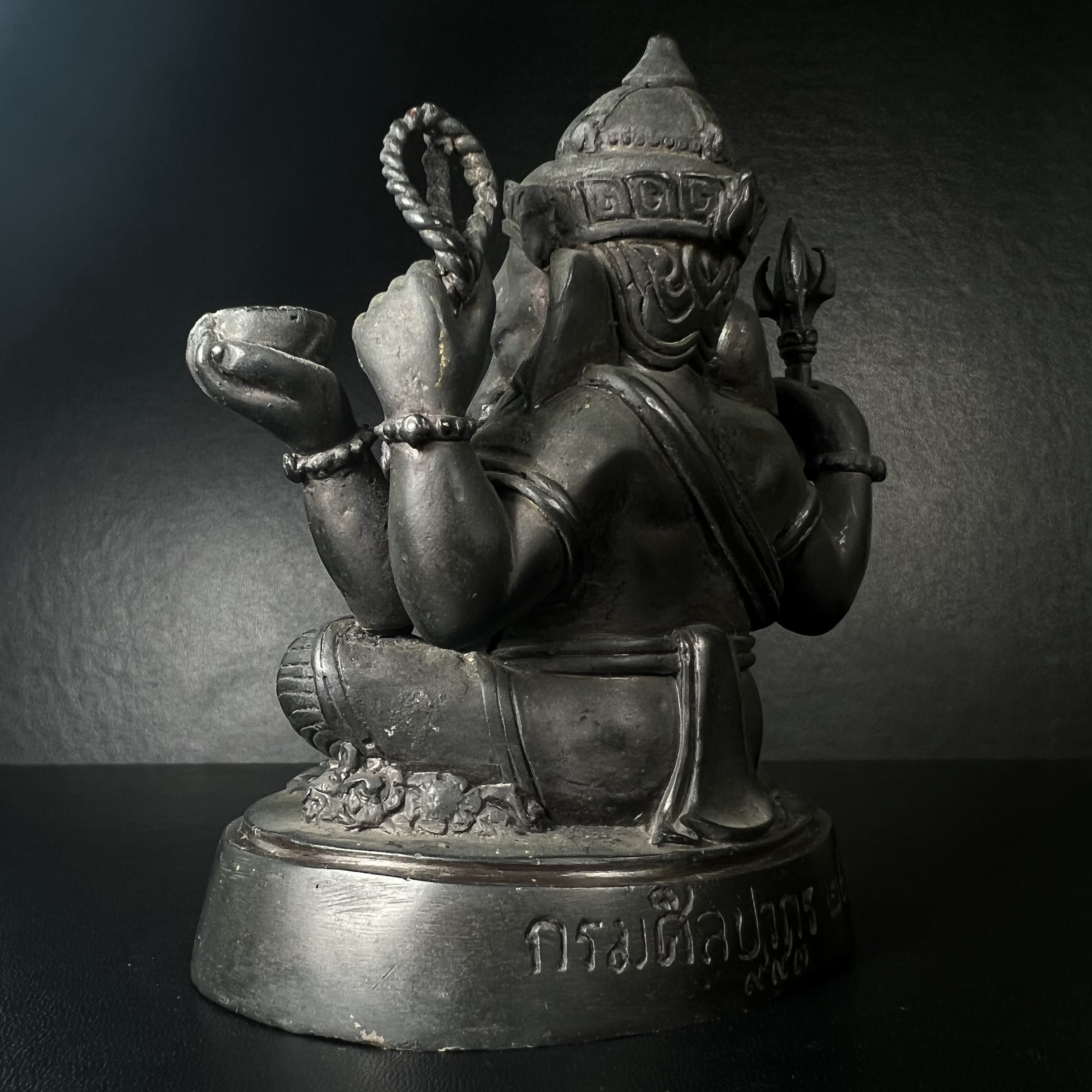 พระพิฆเนศ กรมศิลปากร ปี2547 ขนาดบูชาหน้าตัก 3 นิ้ว โลหะผสมเนื้อดี มีโค๊ดหมายเลขกำกับNo.993 (1 ใน 5000 องค์)รุ่นยอดนิยมหายาก