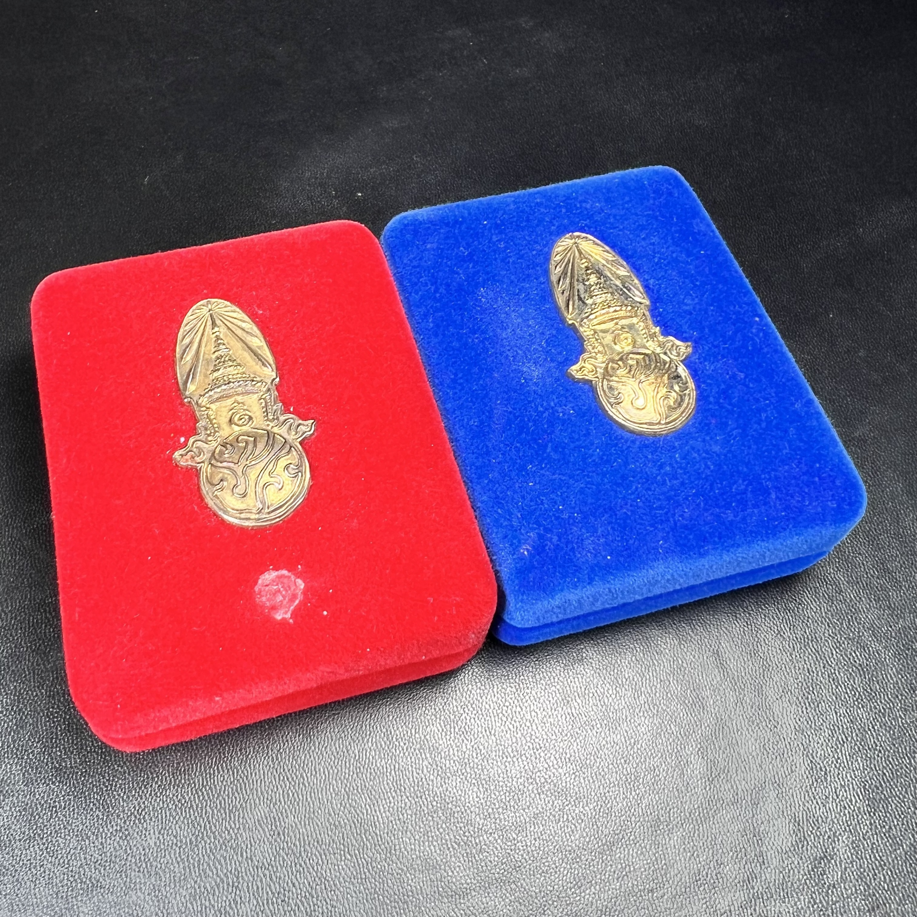 พระกริ่งคู่แฝดหายากมากที่จะมาคู่กันได้!! จัดสร้างในวาระพระบาทสมเด็จพระเจ้าอยู่หัวรัชกาลที่ 9 เจริญพระชนมพรรษา 5 รอบนักษัตริย์ พระกริ่ง-พระชัยวัฒน์ วัดบวรนิเวศวิหาร ปี 2530 + พระกริ่ง-พระชัยวัฒน์ นวราชบพิตร วัดตรีทศเทพ ปี 2530)(ในหลวงรัชกาลที่9เสด็จเททอง)