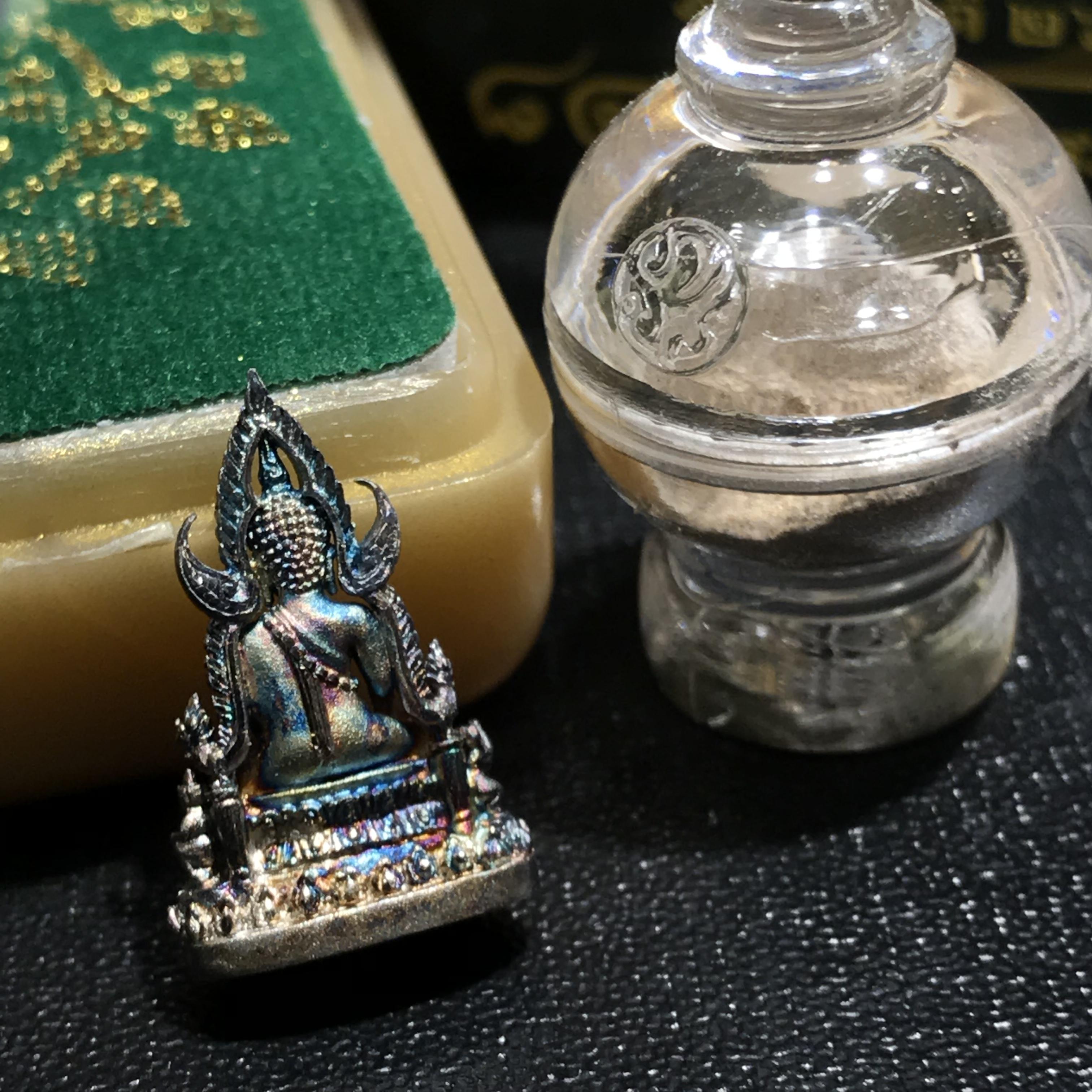 พระพุทธชินราช(จำลอง) ภปร 84 พรรษา เนื้อเงินชุบทองคำขาว พิมพ์เล็กขนาดหน้าตัก 1/4 นิ้ว สภาพผิวเดิมขึ้นผิวรุ้งสวยงาม