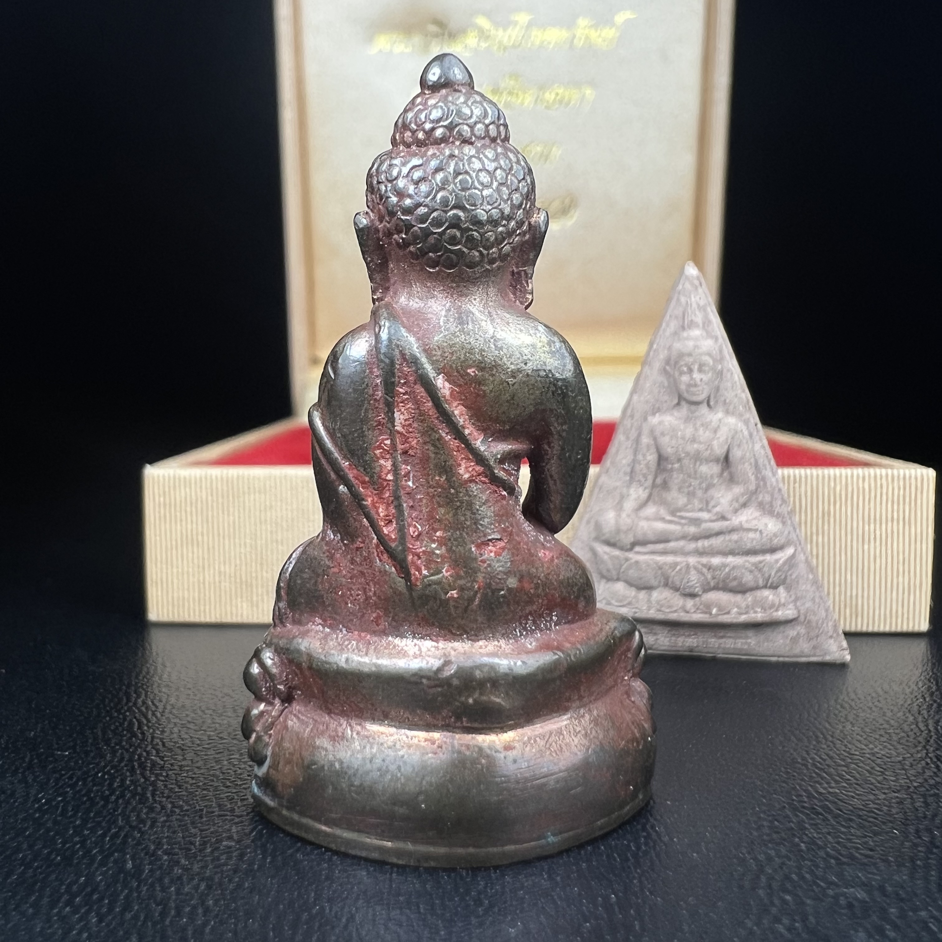 พระกริ่งเจริญโภคทรัพย์ พระพิมพ์จิตรลดา ที่ระลึกโครงการหลวง ปี 2539 ฉลองครองราชสมบัติครบ 50 ปี รัชกาลที่ 9 ตรากาญจนาภิเษกทองคำ(เนื้อทองคำแท้)(ชุดกรรมการหายาก)(สภาพผิวยาขัดแดงๆติดเต็มๆสวยเดิม ผิวแบบนี้พบเจอน้อย))(1ใน1999ชุด)