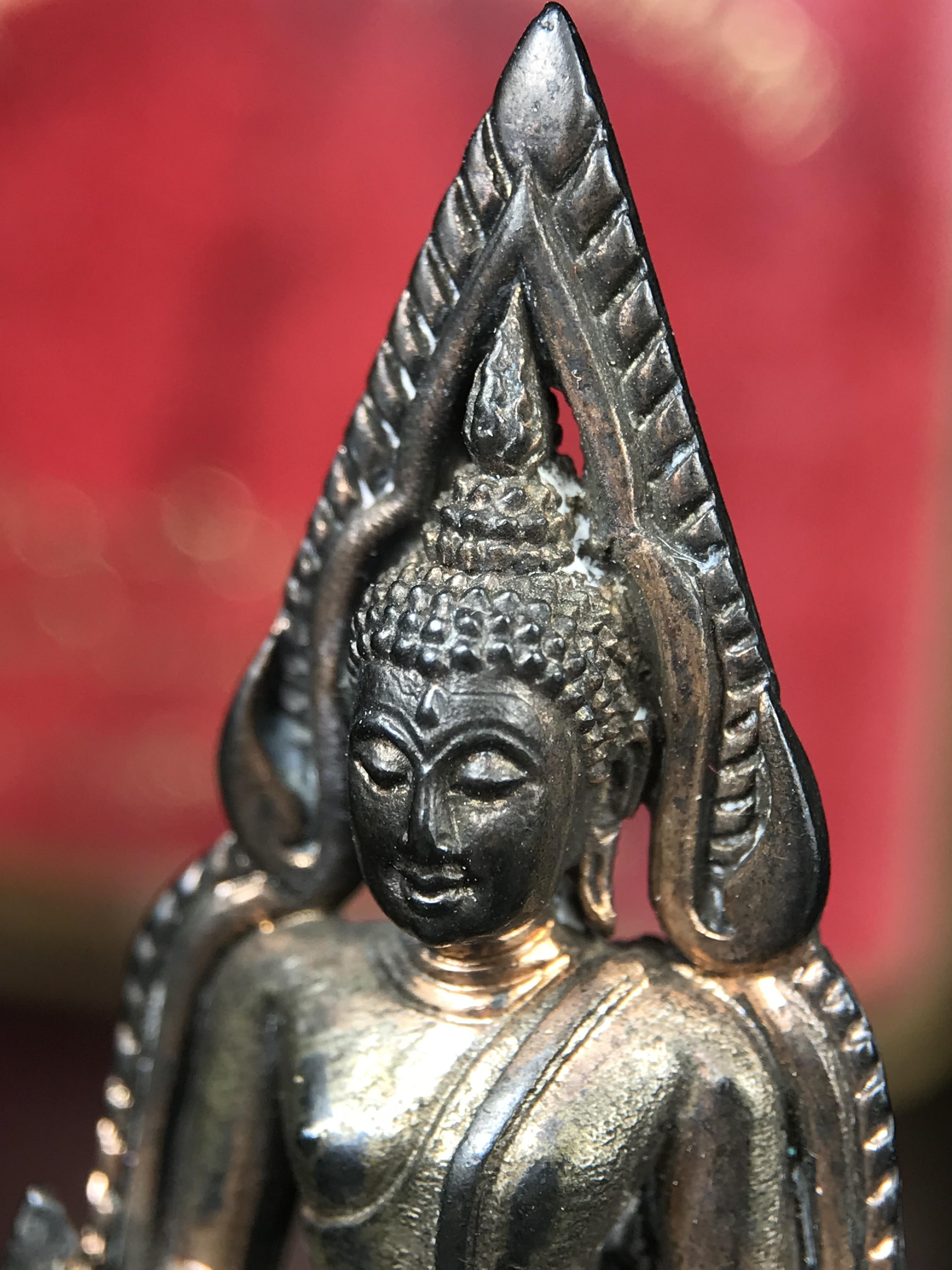 พระพุทธชินราชอินโดจีนมหาจักรพรรดิ อนุสรณ์ 100 ปี พิษณุโลกพิทยาคม (โรงเรียนชาย) พิธีจักรพรรดิมหาพุทธาภิเษก ปี 2542 เนื้อนวโลหะ(เต็มสูตรแก่ทองคำ) พิธีใหญ่มวลสารดีเกจิอาจารย์ยอดนิยมร่วมปลุกเสก*** ตอกโค้ดและหมายเลข*** 1 ใน 999 องค์ ยอดนิยมหายาก