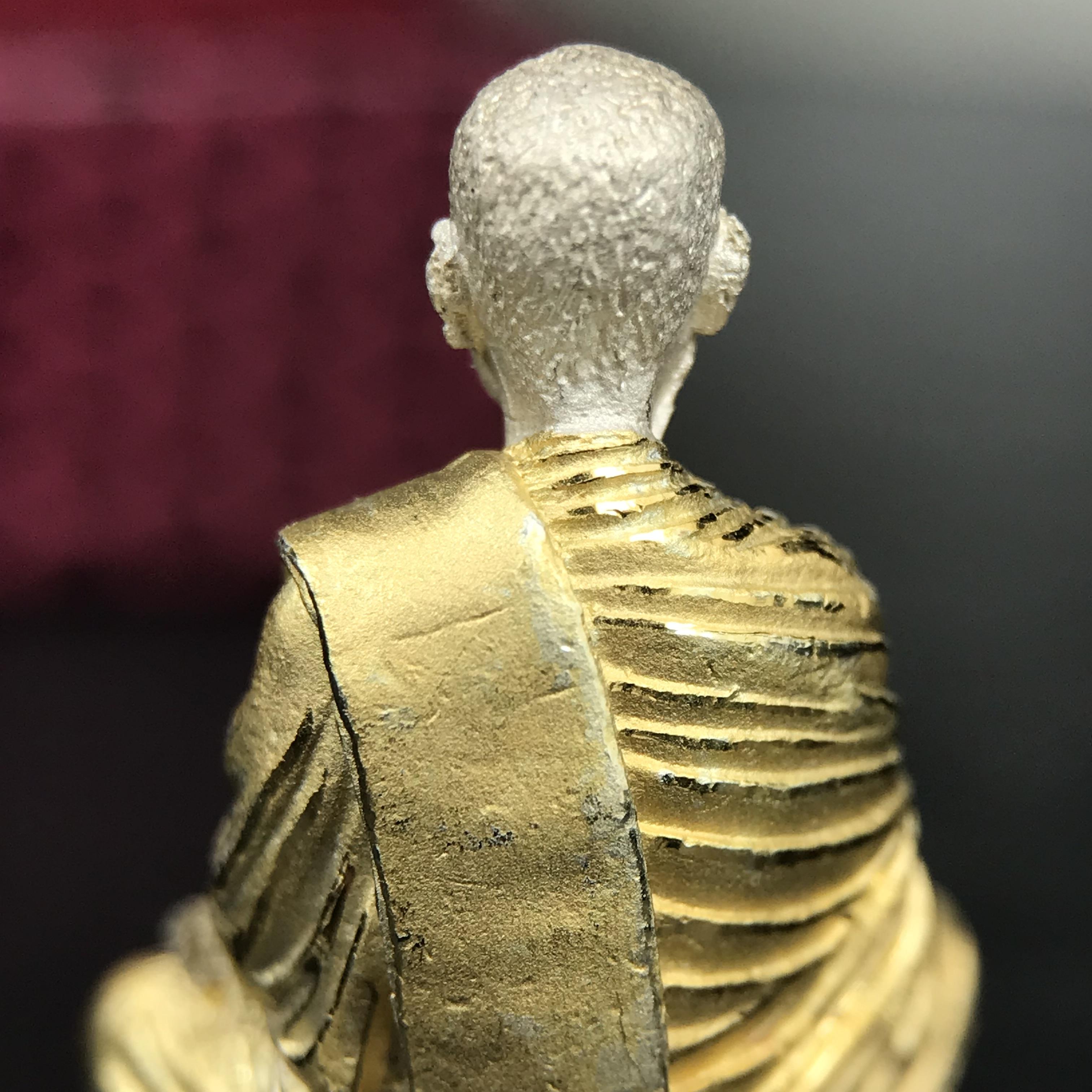 รูปเหมือนสมเด็จพระพุฒาจารย์ (โต พรหมรังสี)วัดใหม่อมตรส บางขุนพรหม ปี2540 รุ่นกาญจนาภิเษก จัดสร้างในวโรกาสที่รัชกาลที่ 9 ทรงครองสิริราชสมบัติ ครบ 50ปี ลอยองค์พิมพ์ใหญ่ เนื้อเงินบริสุทธิ์ 99.9% แบบชุบสามกษัตริย์ขัดเงาบางส่วน พร้อมกล่องบรรจุใบรับรองเดิมครบ