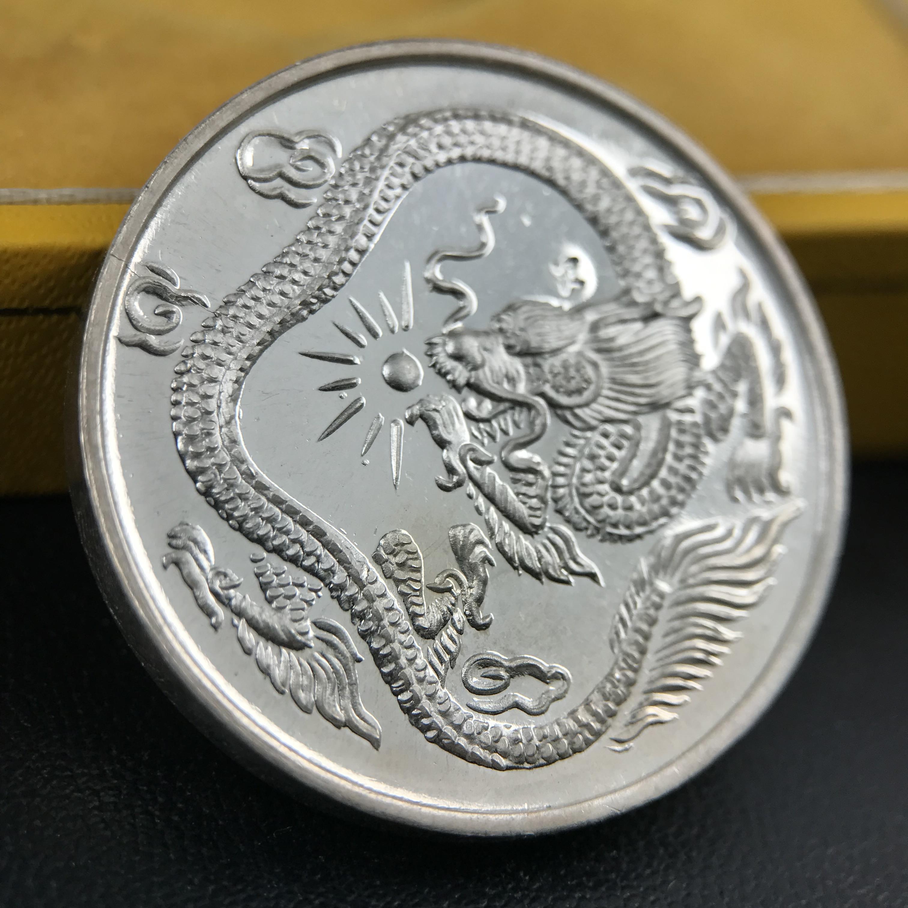 เหรียญพระโพธิสัตว์ อวโลกิเตศวร กวนอิม หลังมังกรเล่นแก้ว วัดราชบพิธสถิตมหาสีมาราม ปี 2536 เนื้อเงิน(ขัดเงาผิวกระจก) ขนาด 3 ซม. ตอกโค๊ตขอบเหรียญ ปลุกเสกพิธีใหญ่ พร้อมกล่องบรรจุเดิมครบ สภาพสวย