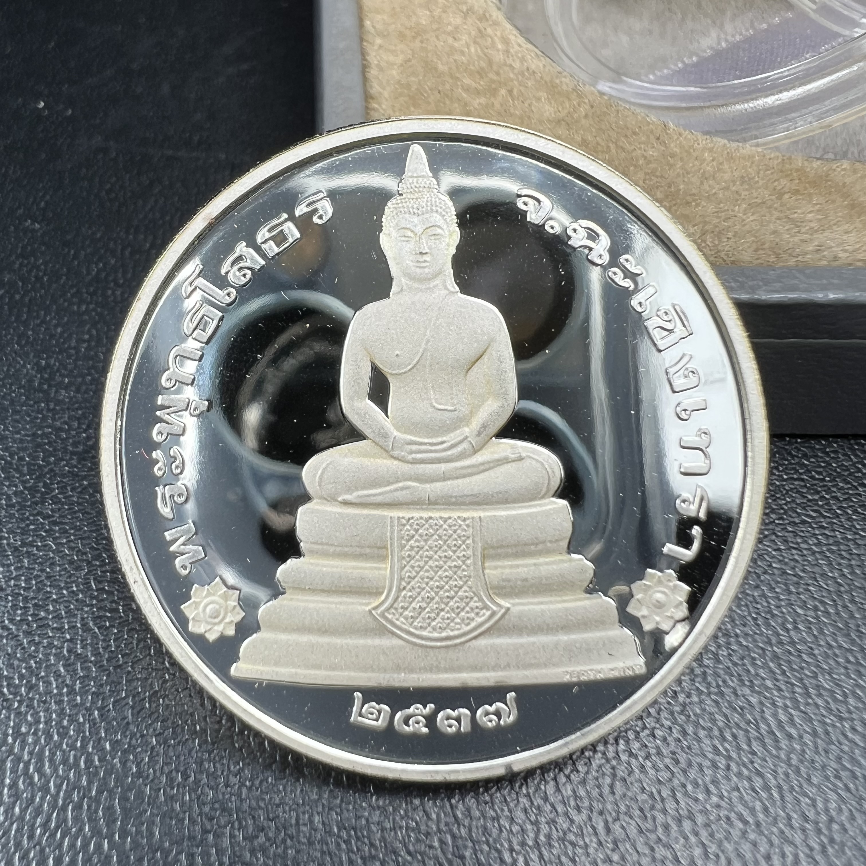 เหรียญพระพุทธโสธร รุ่นนานาชาติ(รุ่นแรก) วัดโสธรวรารามวรวิหาร ปี 2537 พิมพ์โสธรสองหน้า เนื้อเงินขัดเงา ขนาด 3.2 มม. จากโรงงานกษาปณ์เพิร์ธ ประเทศออสเตรเลีย(PERTH MINT AUSTRALIA) อันโด่งดังระดับโลก สภาพสวยพร้อมกล่องเดิมครบสมบูรณ์ (1 ใน 5000 เหรียญ)