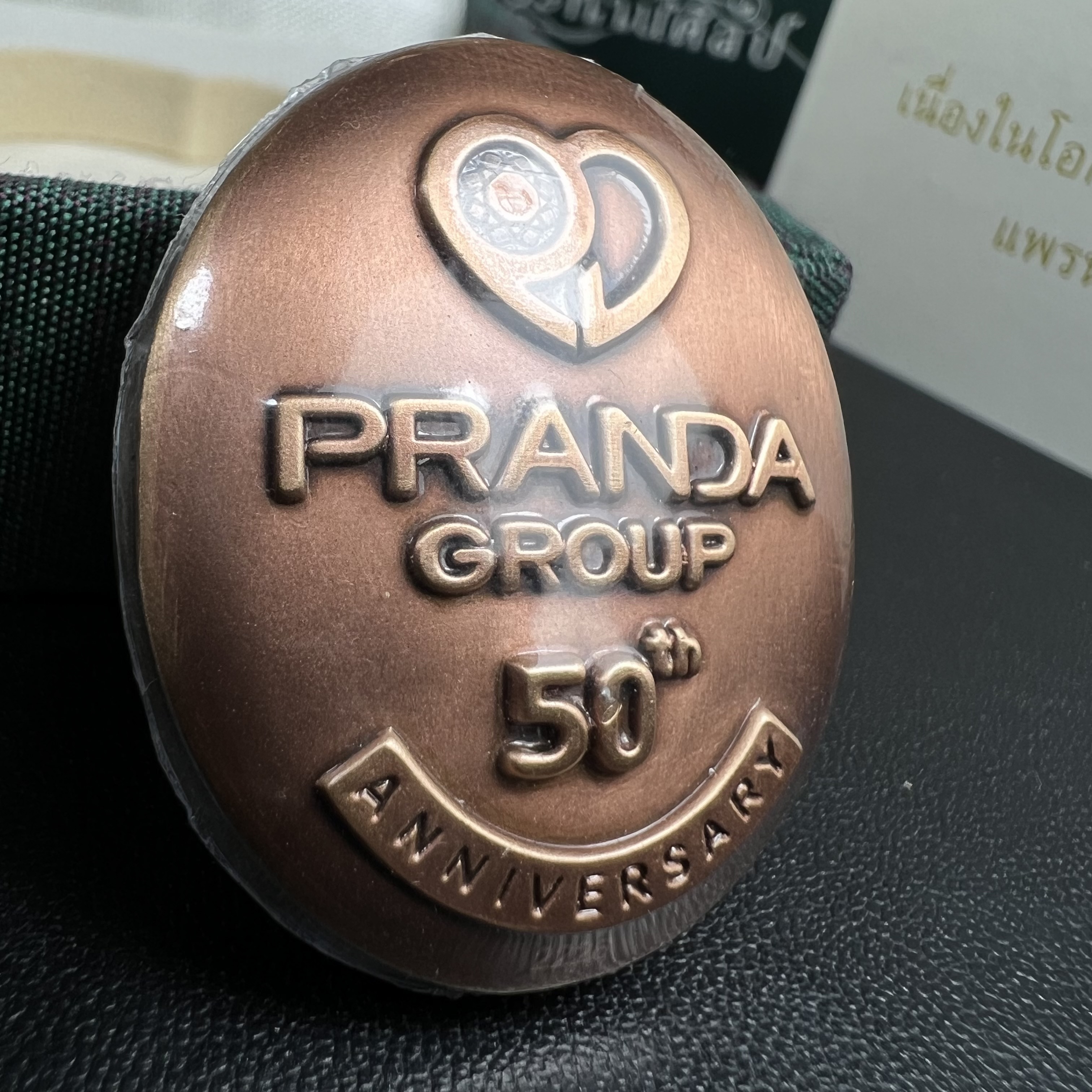 พระพิฆเนศ ประทานศิลป์ ที่ระลึกครบรอบ 50 ปี กลุ่มบ.แพรนด้าจิวเวลรี่ เนื้อบรอน์3กษัตริย์ ออกแบบได้สวยวิจิตรงดงาม ได้อัญเชิญมวลสารอันเป็นมงคลที่ได้ปลุกเสกแล้ว หลอมรวมเป็นเนื้อเดียวกับเหรียญ เพื่อความเป็นศิริมงคล สถิตย์สถาพร สืบไป