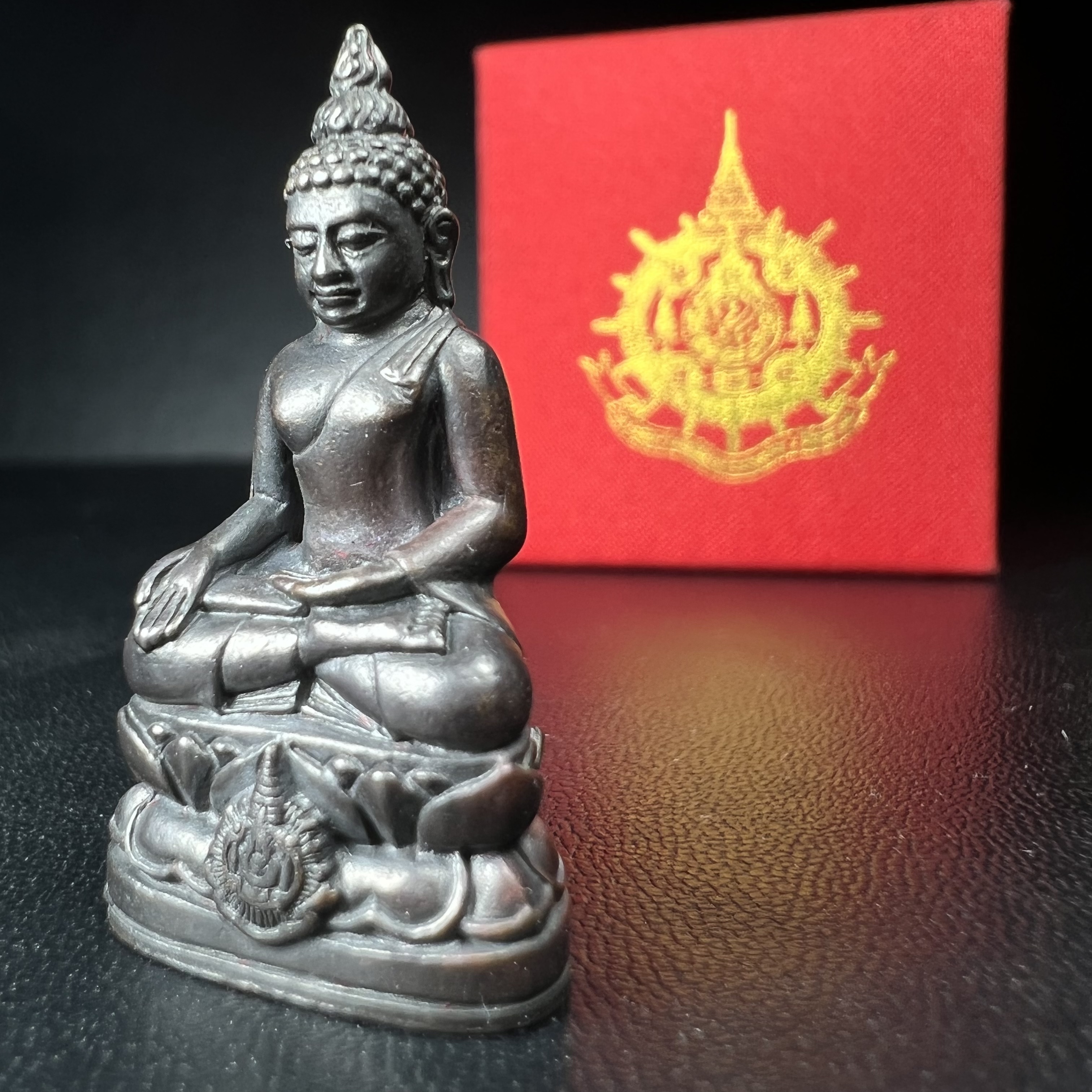 พระกริ่งไพรีพินาศ เฉลิมพระเกียรติ พระบาทสมเด็จพระเจ้าอยู่หัวรัชกาลที่9 พระชนมพรรษา 6 รอบ ปี2542 เนื้อนวโลหะผสมทองคำ(บรรจุเหล็กไหล)ดีนอก-ดีใน