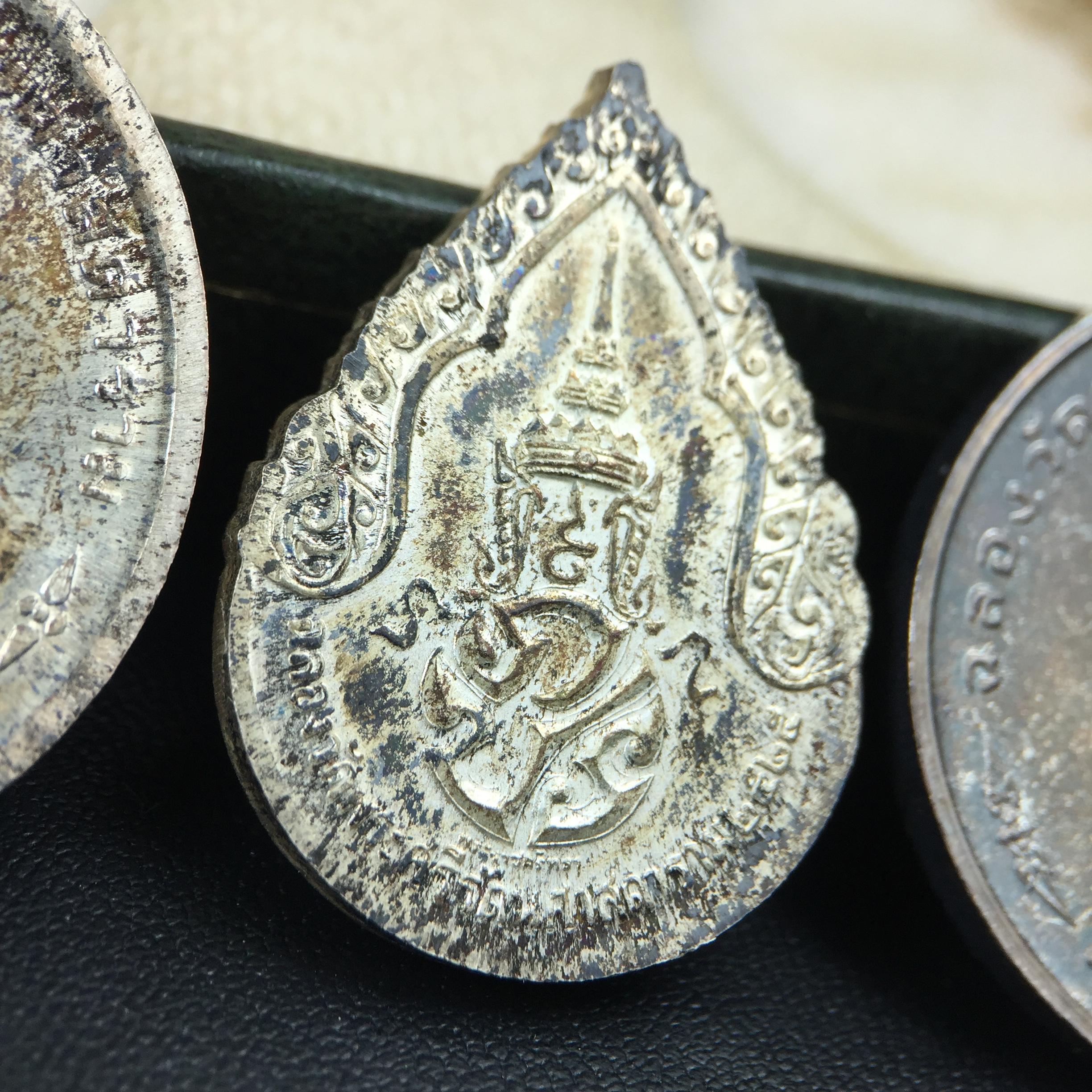 เหรียญพระแก้วมรกตหลัง ภปร. ฉลองกรุงรัตนโกสินทร์ครบ 200 ปี พ.ศ.2525 เนื้อเงิน(ผิวเดิม สวย)กล่องบรรจุเดิมครบ3พิมพ์(บล็อกพระราชศรัธา)(ในหลวงรัชกาลที่9 เสด็จในพิธี)ชอบเก็บแบบผิวเดิมๆชุดนี้เลยแนะนำ ผิวเดิมสวยมาก เสน่ห์พระเนื้อเงิน