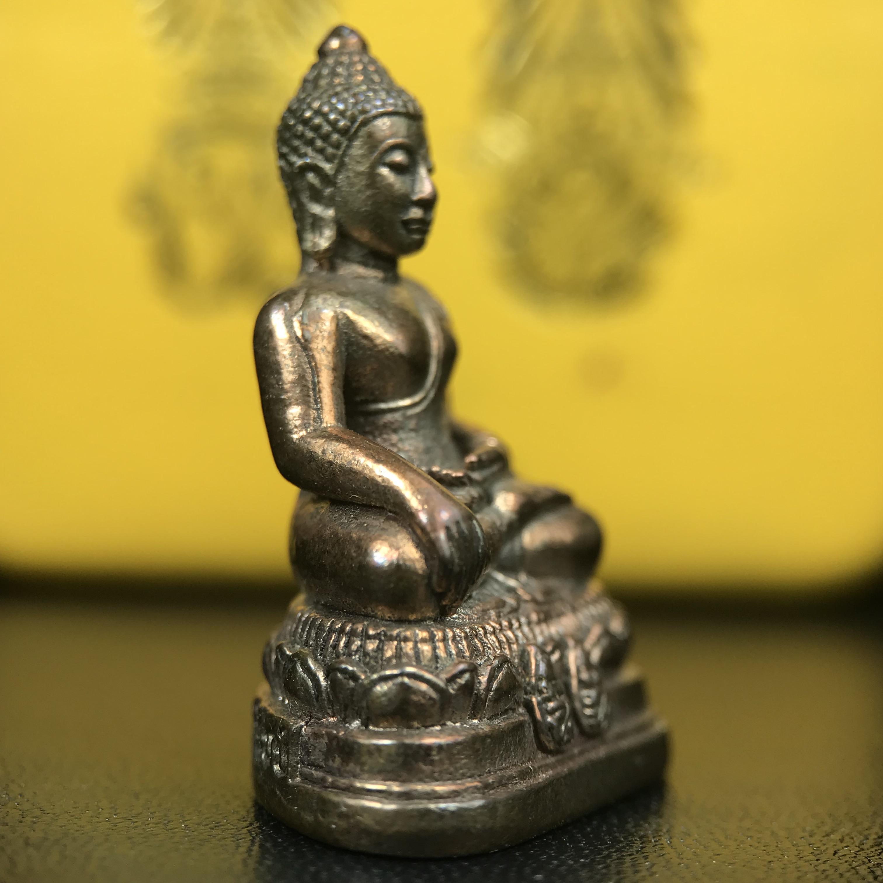 พระกริ่งพระพุทธนรสีห์ จปร.+ภปร. ครบรอบ 100 ปี ธนาคารไทยพาณิชย์ ปี 2550 พระกริ่งเนื้อนวโลหะพิเศษ(หล่อในพิธีเททอง)(หายาก)(พุทธศิลป์งดงาม)ด้านหน้าฐานประดับด้วยตราสัญลักษณ์ "จปร" และ "ภปร" (องค์เทหล่อในพิธีสร้างน้อย หายากมาก)1 ใน 1000 องค์