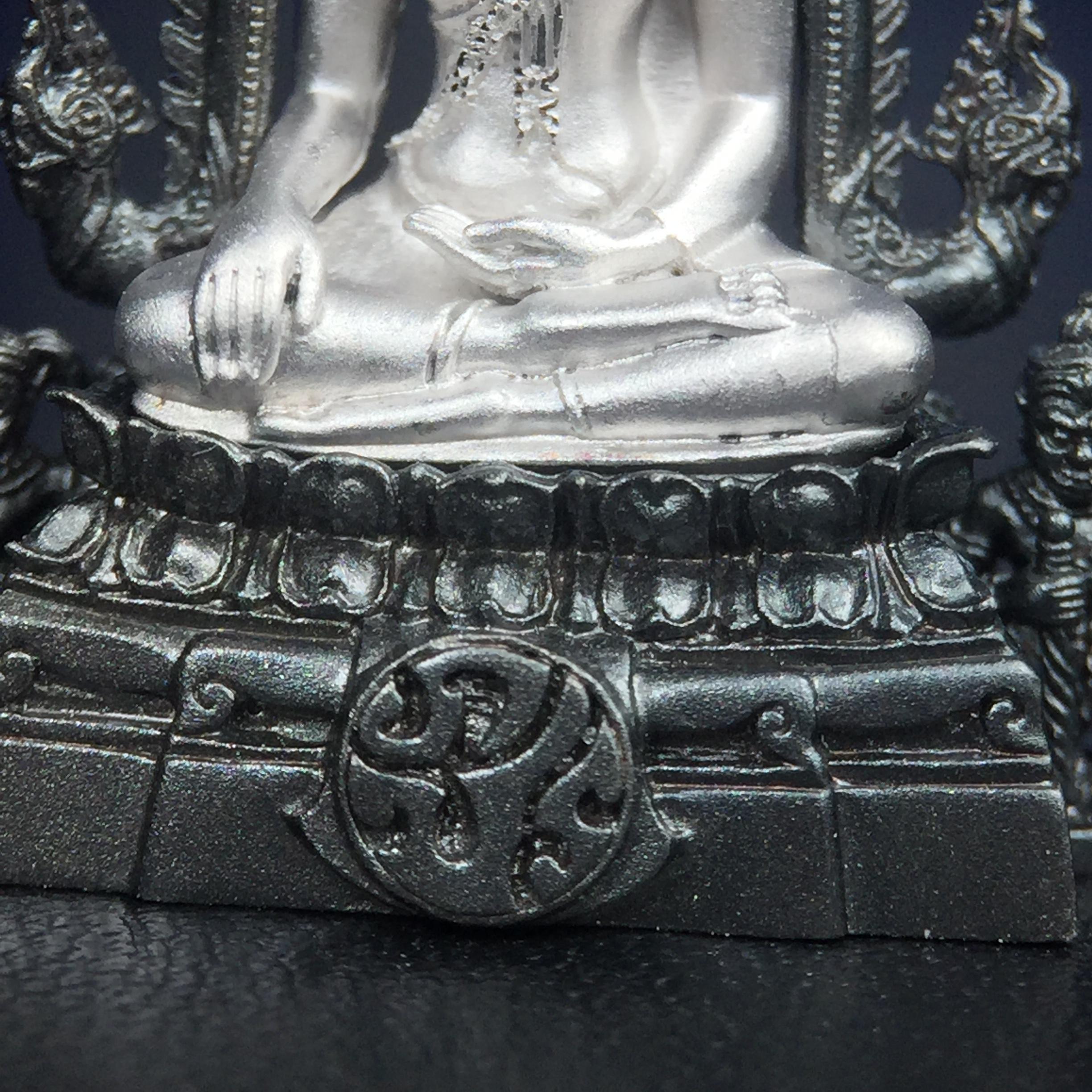 พระพุทธชินราช ภปร. โครงการ เพราะแผ่นดินนี้คือแผ่นดินเกิด เนื้อเงินชุบทองคำขาวซุ้มรมดำ ปี2551 ขนาดหน้าตัก1/2นิ้ว(3.5*2.5 ซม.) (สวยงามหายาก)1ใน 5000 องค์