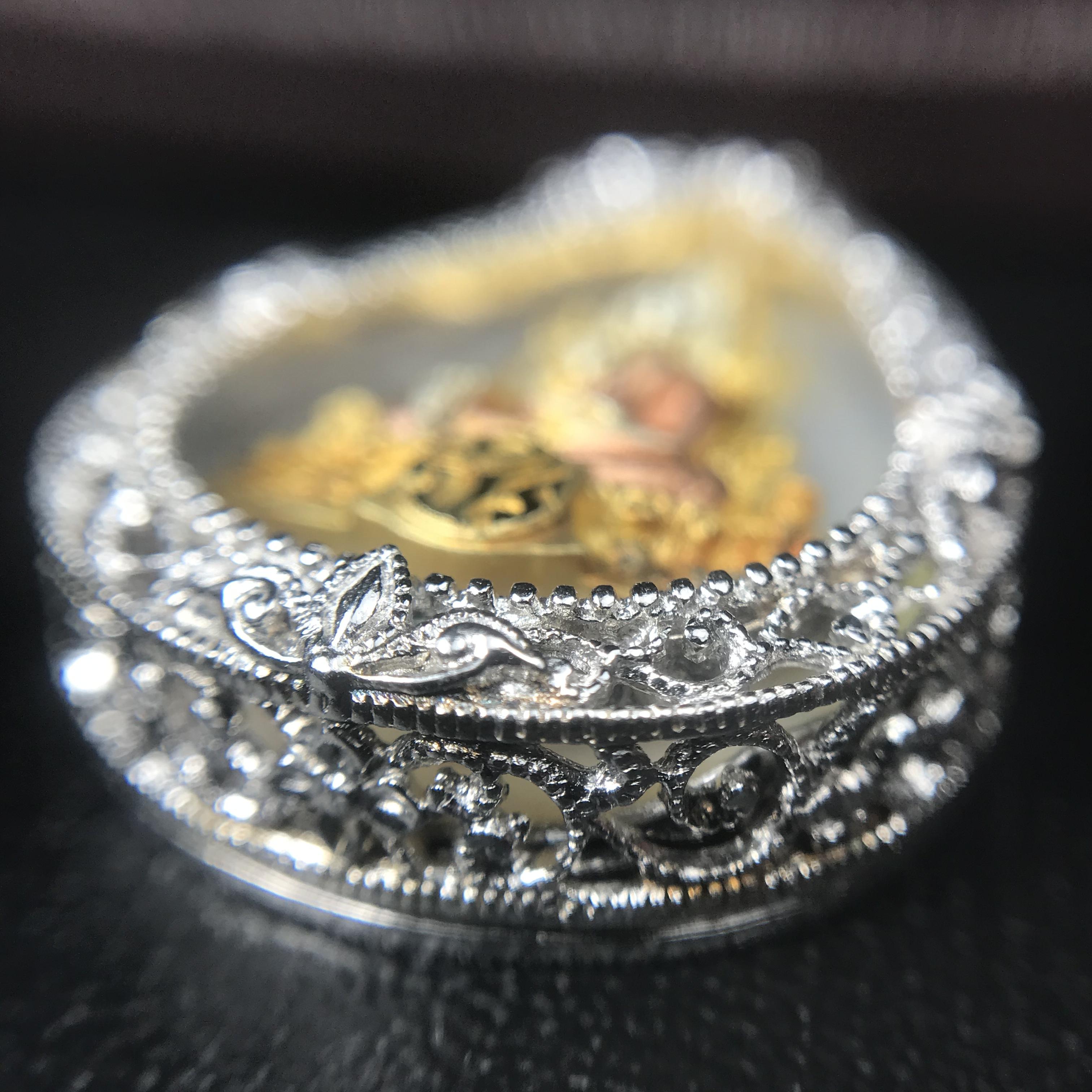 พระพุทธชินราช ภปร. โครงการ "เพราะแผ่นดินนี้ คือ แผ่นดินเกิด" ปี2548(รุ่นแรก) เหรียญทรงหยดน้ำ ขนาด 21 x 31 มม. เนื้อเงินสามกษัตริย์ องค์พระชุบสามกษัตริย์ ล้อมด้วยกรอบเงินชุบทองคำขาวสลักเสลาเป็นลวดลายละเอียดอ่อน ส่วนพื้นองค์พระเป็นเปลือกหอยมุข