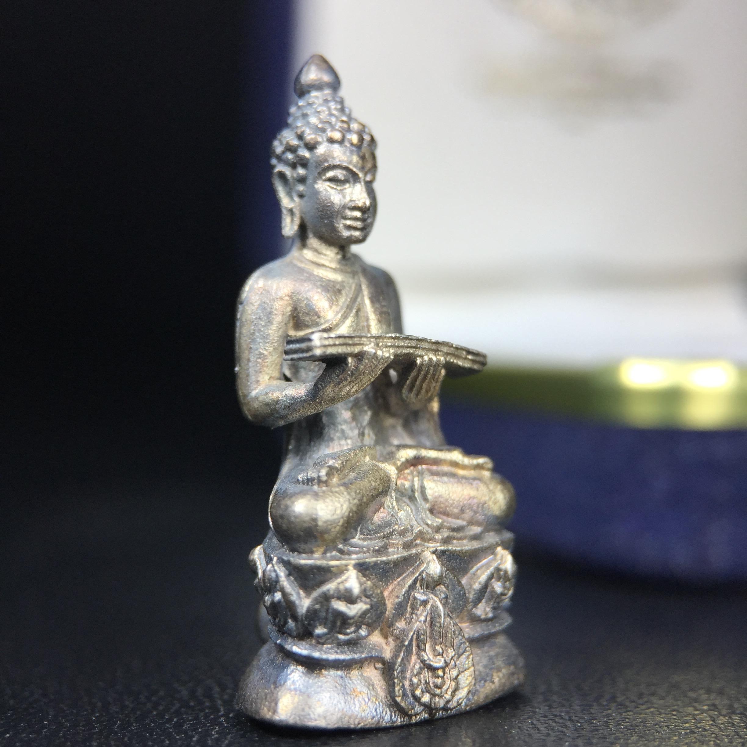 พระกริ่งปรมานุชิตชิโนรส วัดพระเชตุพนวิมลมังคลาราม(วัดโพธิ์) ปี2533 เนื้อเงิน ( ในหลวงรัชกาลที่9เสด็จเททอง)พิธีใหญ่ งดงามด้วยพุทธศิลป์เปี่ยมด้วยพุทธคุณ อีกหนึ่งรุ่นที่แนะนำสะสมบูชา