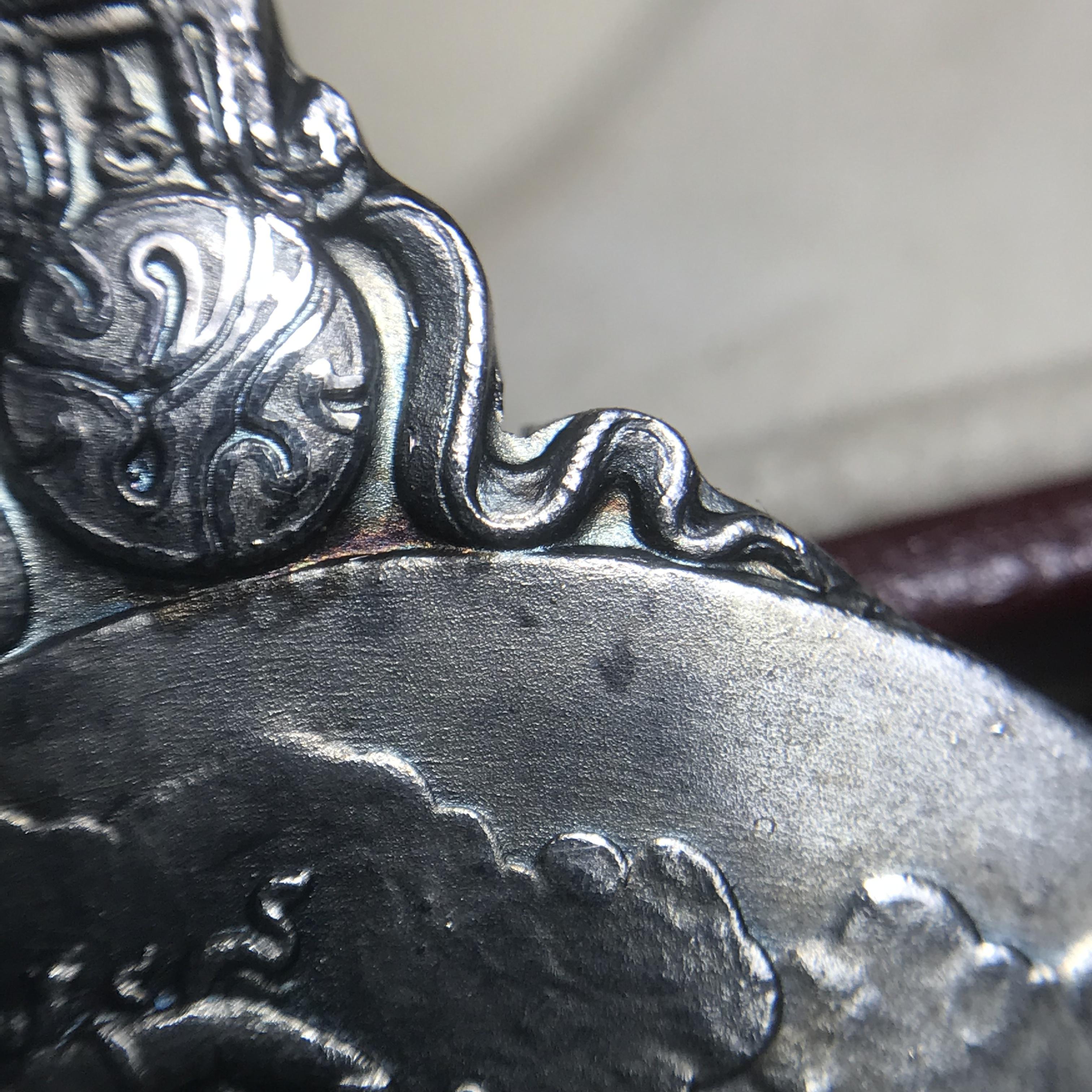 เหรียญพระมหาชนก ปี2539(รุ่นแรก) เนื้อเงิน พิมพ์ใหญ่บล็อกนิยมหายากสุดในรุ่น(วงเดือน คอจุด) ผิวเดิมสีรุ้งธรรมชาติแบบนิยม พร้อมหนังสือสภาพสวยครบชุด