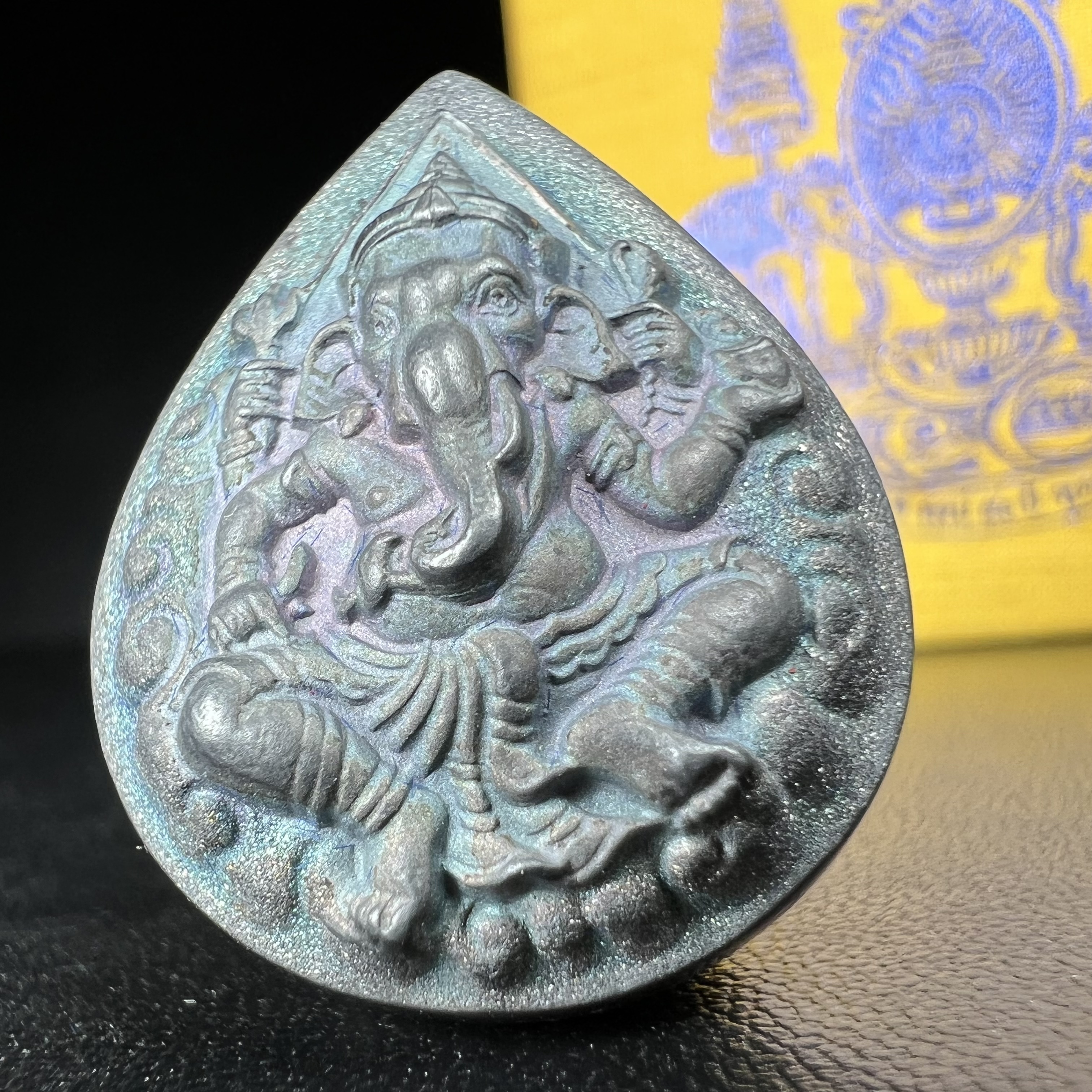 เหรียญพระพิฆเนศวร ญสส. ชุดกาญจนาภิเษกครองราชย์ 50 ปี พุทธศักราช 2538 พิมพ์ใหญ่(2.9 ซม.) เนื้อเงินผิวเดิมกลับดำขึ้นสีรุ้งเข้มขลังงดงามธรรมชาติสร้างสรรค์ สภาพสวยเดิมพร้อมกล่องบรรจุเดิม ตอกโค๊ดหมายเลขกำกับ(1ใน 5539องค์)