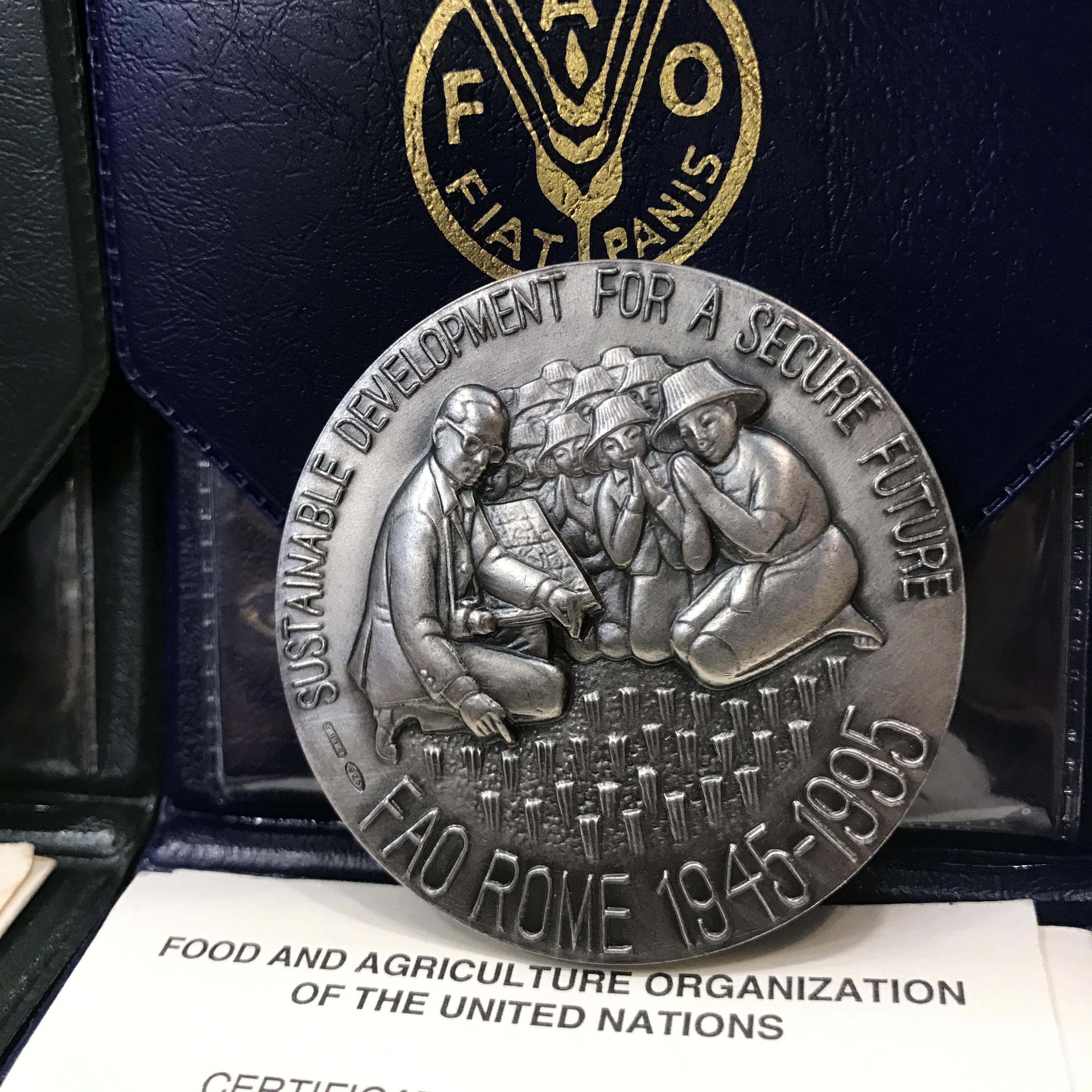 เหรียญอะกริคอลา FAO ปี 2539 เนื้อบรอนซ์+เนื้อเงิน ขนาด 5 ซม. (ซองหนังบรรจุเดิมใบรับรองครบ)