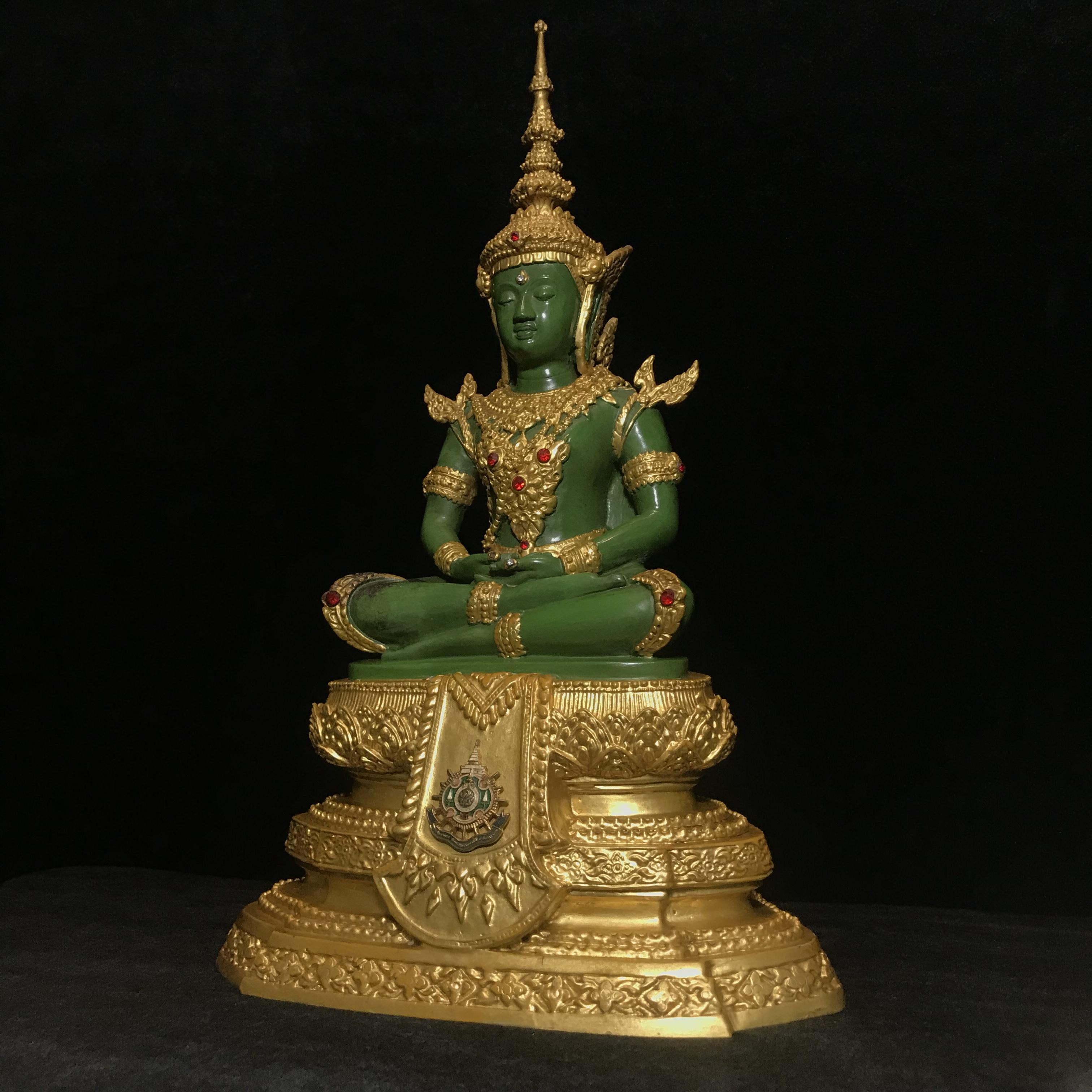 พระพุทธมหามณีรัตนปฏิมากร (จำลอง)พระแก้วมรกต วัดพุทธไทยถาวรวนาราม นครนิวยอร์ก ตรา ภปร. 6รอบ 72พรรษา ในหลวงรัชกาลที่9 ปี2542 ขนาดบูชาหน้าตัก 5นิ้ว หล่อเนื้อโลหะ(ในหลวงรัชกาลที่9 เสด็จเจิมพระสุหร่าย)(1ใน999องค์)