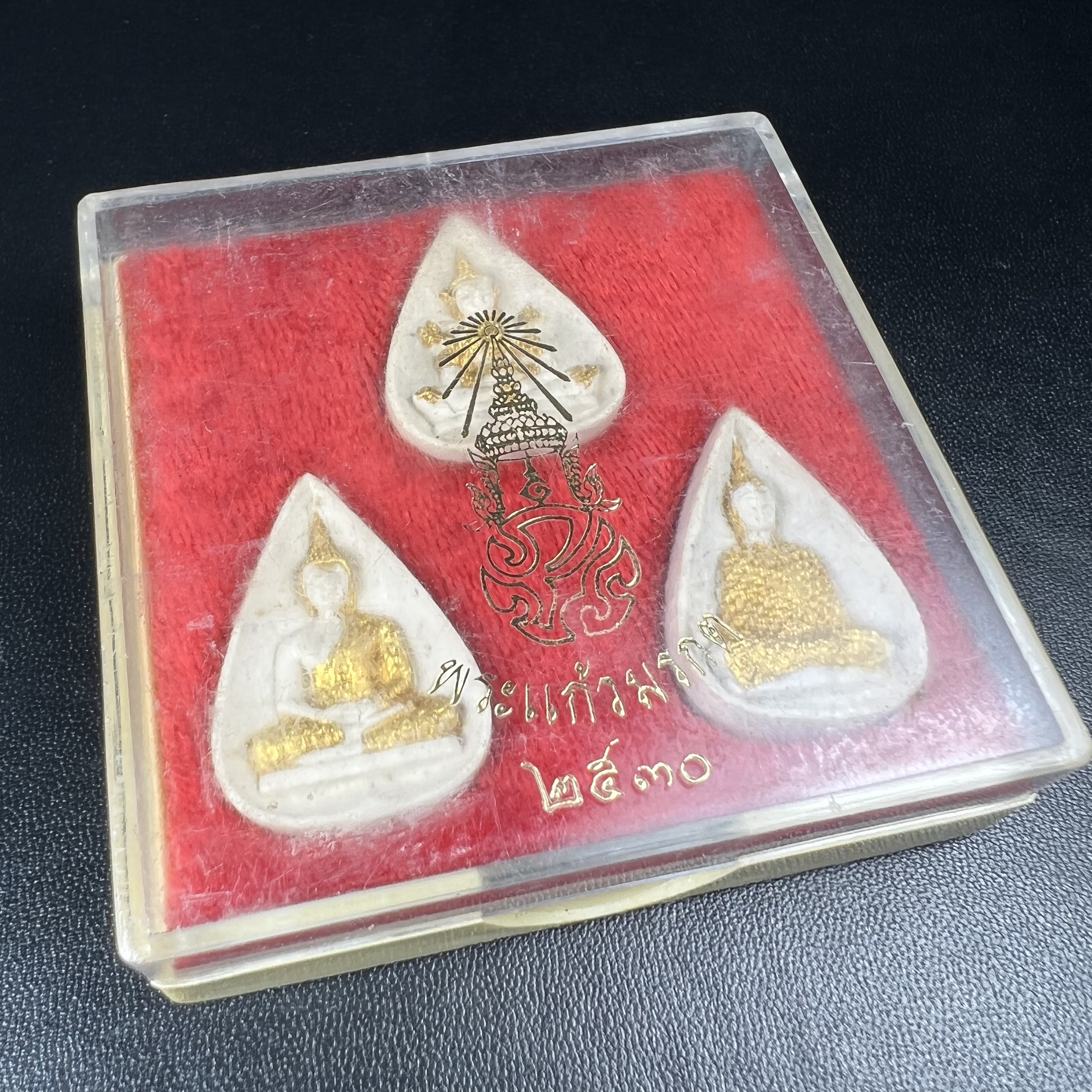 พระแก้วมรกต หลัง ภปร. เนื้อผง ปี2530 พระดี พิธีใหญ่ ประกอบพิธีพุทธาภิเษกพร้อมกับพิธีพระกริ่งปวเรศ ปี2530 วัดบวรนิเวศและวัดพระแก้ว(ครบชุดสามฤดูกล่องเดิมครบ)หายาก