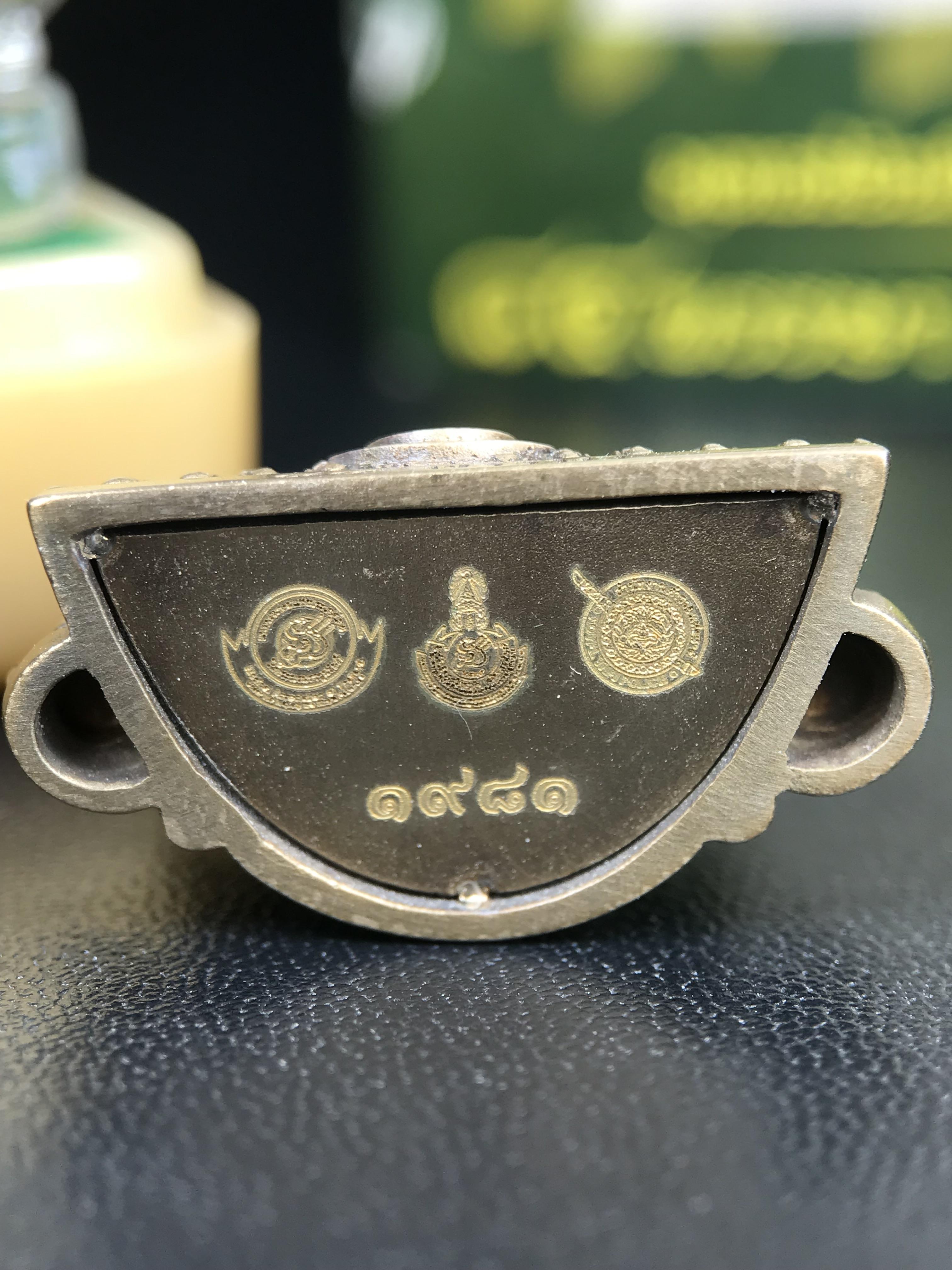 พระพุทธชินราช ภปร. 84 พรรษาในหลวงรัชกาลที่ 9 ปี 2554 พิมพ์กลางขนาดหน้าตัก 1/2 นิ้ว(สูง 3.8 ซม.) เนื้อบรอนซ์รมดำซาติน(สภาพผิวเดิมสวย) (พระราชทานมวลสาร จิตรลดาและเส้นพระเจ้า(เส้นผม)รัชกาลที่9)พุทธศิลป์ทรงคุณค่าอีกหนึ่งรุ่นยอดนิยม(องค์หมายเลข ๑๙๘๑)