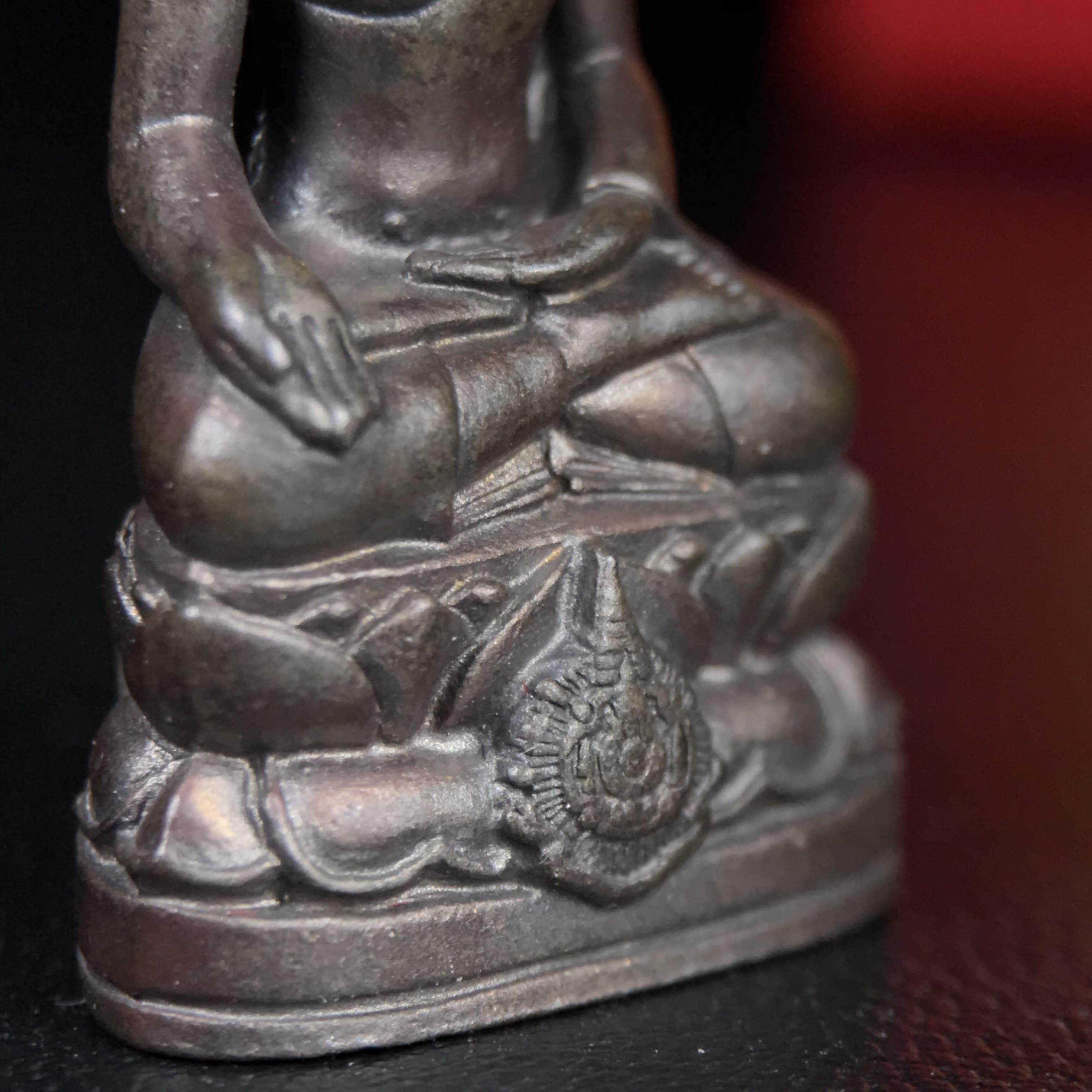 พระกริ่งไพรีพินาศ บรรจุเหล็กไหล ครั้งแรกและครั้งเดียวในประวัติศาสตร์ เฉลิมพระเกียรติ พระบาทสมเด็จพระเจ้าอยู่หัวรัชกาลที่9 พระชนมพรรษา 6 รอบ ปี2542 เนื้อนวโลหะผสมทองคำ(บรรจุเหล็กไหล)ดีนอก-ดีใน พิธีใหญ่ มวลสารเด่น (หายาก)