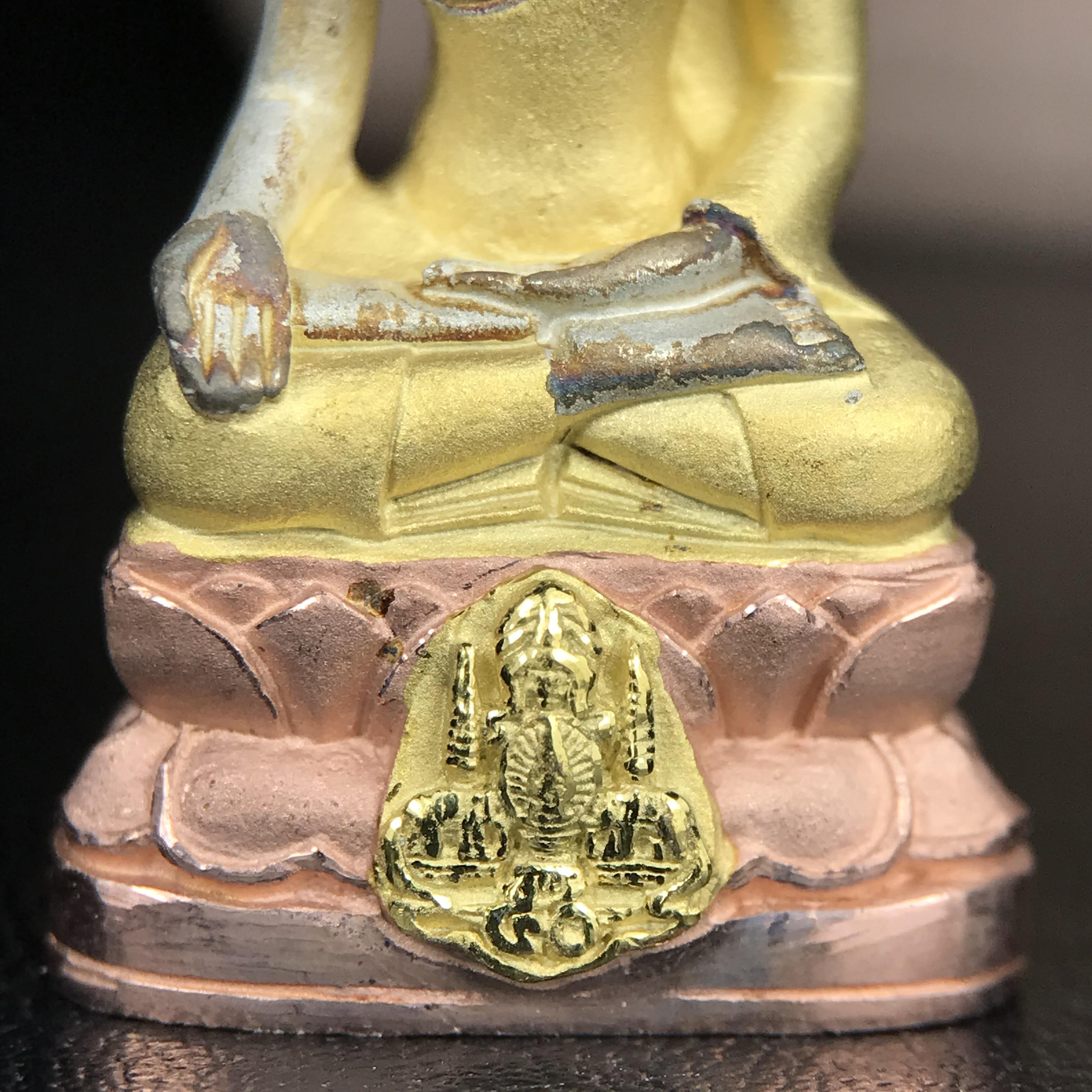 พระกริ่งไพรีพินาศ ตรากาญจนาภิเษกครองสิริราชสมบัติครบ 50 ปี รัชกาลที่9 ปี2540 เนื้อเงินสามกษัตริย์(ผิวเดิมสวย ครบ สมบูรณ์)พร้อมกล่องบรรจุเดิมครบ ชุดพระราชทาน(หายาก)(เข้มขลังทรงอานุภาพยิ่งใหญ่กำราบศัตรูพ่ายสิ้น พระไพรีพินาศ)(หายากพบเจอได้น้อยมาก)1ใน 539องค์