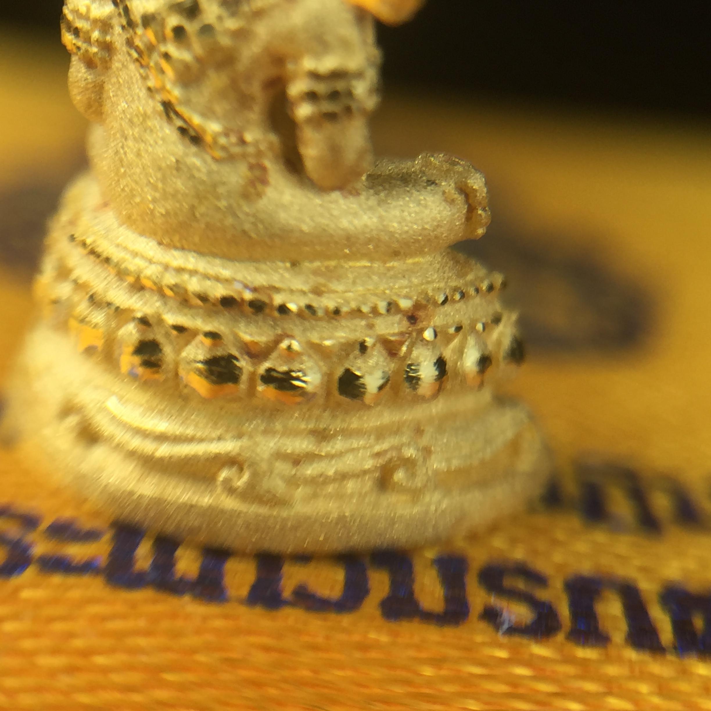 พระแก้วมรกต(จำลอง)ลอยองค์ ขนาดหน้าตัก 1/4 นิ้ว(พิมพ์เล็ก) ทรงเครื่องฤดูร้อน เนื้อทองคำ ตราสัญลักษณ์ฉลองสิริราชสมบัติครบ 60 ปี พ.ศ.2549 (สวย กล่องการ์ดใบรับรอง ครบสมบูรณ์)