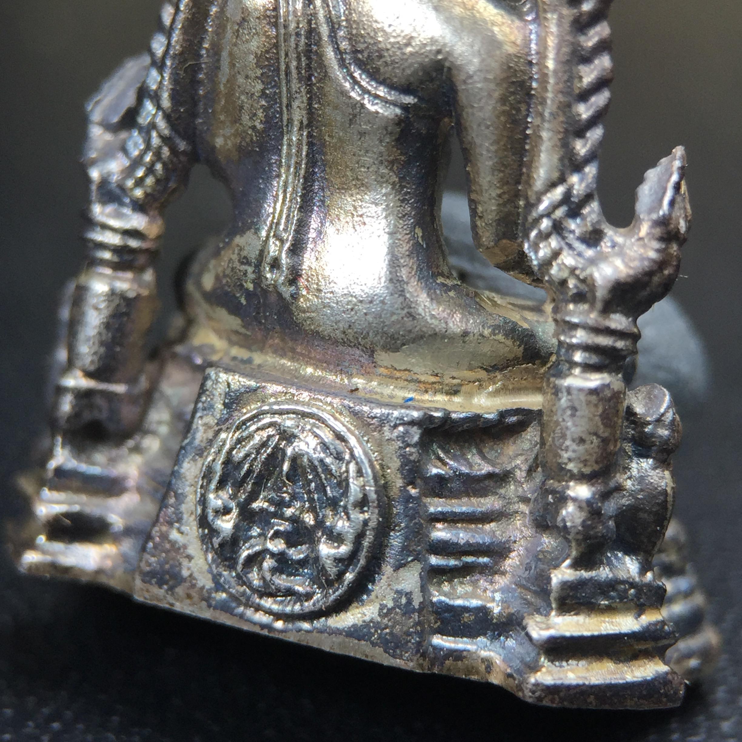 พระกริ่งพระพุทธชินราช มวก. วัดเบญจมบพิตร ปี 2519(รุ่นพิเศษ รุ่นแรก รุ่นเดียว)เนื้อเงิน(สภาพสวยผิวเดิมติดรุ้งผิวขึ้นน้ำทองสวยมีเสน่ห์ตามกาลเวลา)(ในหลวงรัชกาลที่9และสมเด็จพระราชินีเสด็จฯเททอง)(พิธีใหญ่ เกจิอาจารย์ในยุคยอดนิยมร่วมปลุกเสก) (องค์หมายเลข ๒๕๓๐)