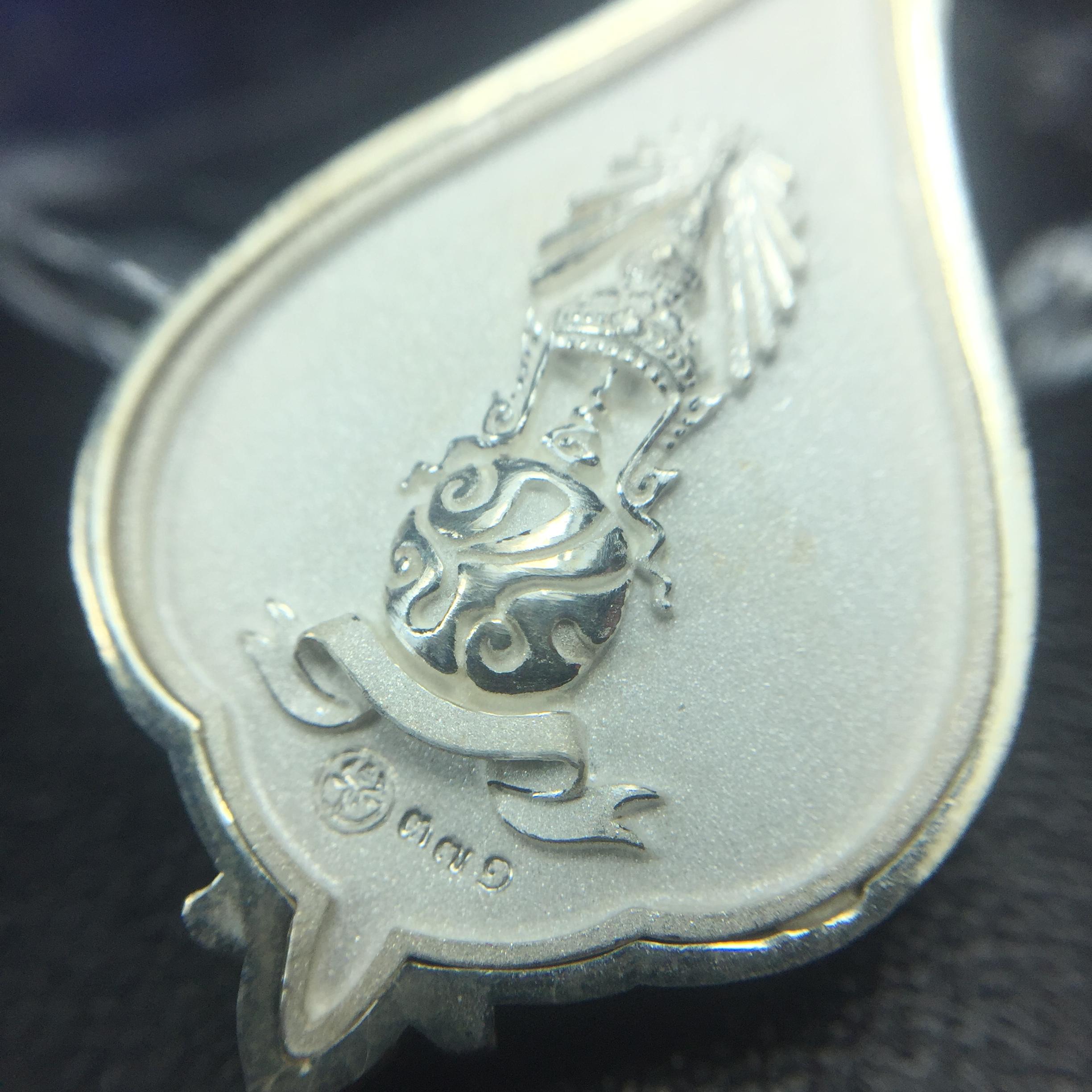 พระแก้วมรกต ภปร. ปี2547 จัดสร้างโดย รพ.ภูมิพลฯ เนื้อเงิน เหรียญทรงดอกบัว(1ใน3000องค์)