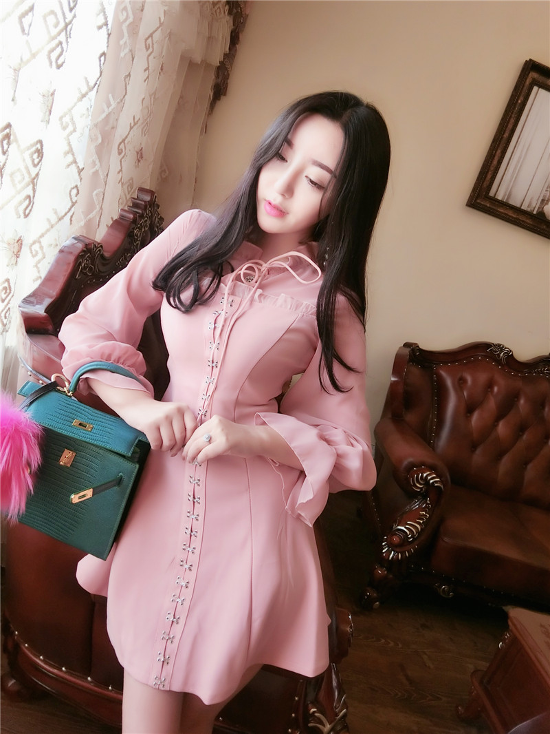 ชุดเดรสสั้นสีชมพูผ้าชีฟอง+ผ้าโพลีเอสเตอร์แขนยาว ทรงปล่อยสวยสดใส