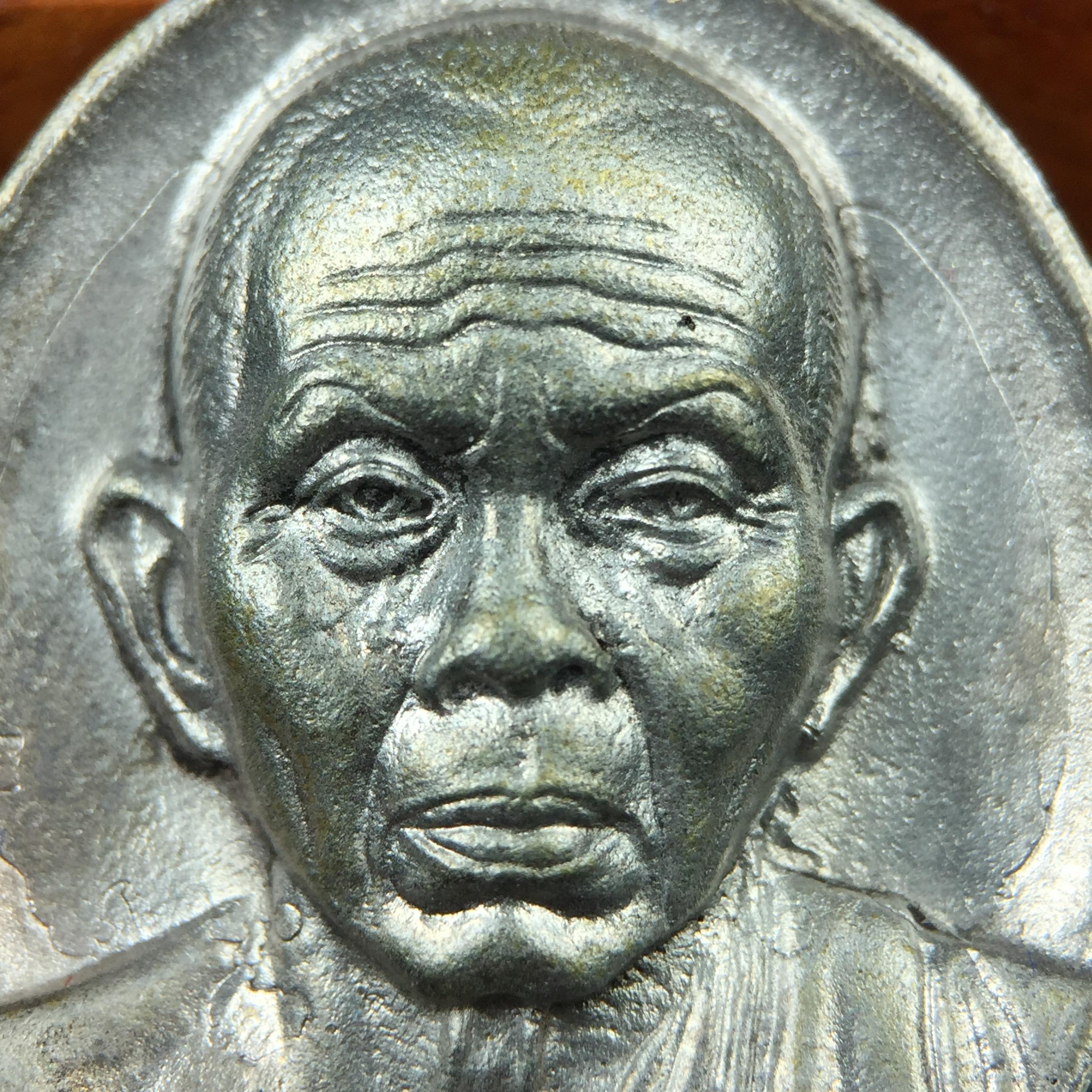 เหรียญรูปเหมือนพระญาณวิทยาคมเถร (หลวงพ่อคูณ ปริสุทโธ)ชุดกาญจนาภิเษกครองราชย์ครบ 50 ปี วัดบวรนิเวศวิหาร ปี 2538 เหรียญหล่อเนื้อนวโลหะ(พิเศษกรรมการมีรอยจาร ตอกโค๊ดหมายเลข ๑๗๘)(หายากพบเจอน้อยมาก)(พร้อมกล่องบรรจุเดิมลายไม้สีน้ำตาลมีตรากาญจนา) พิธีใหญ่