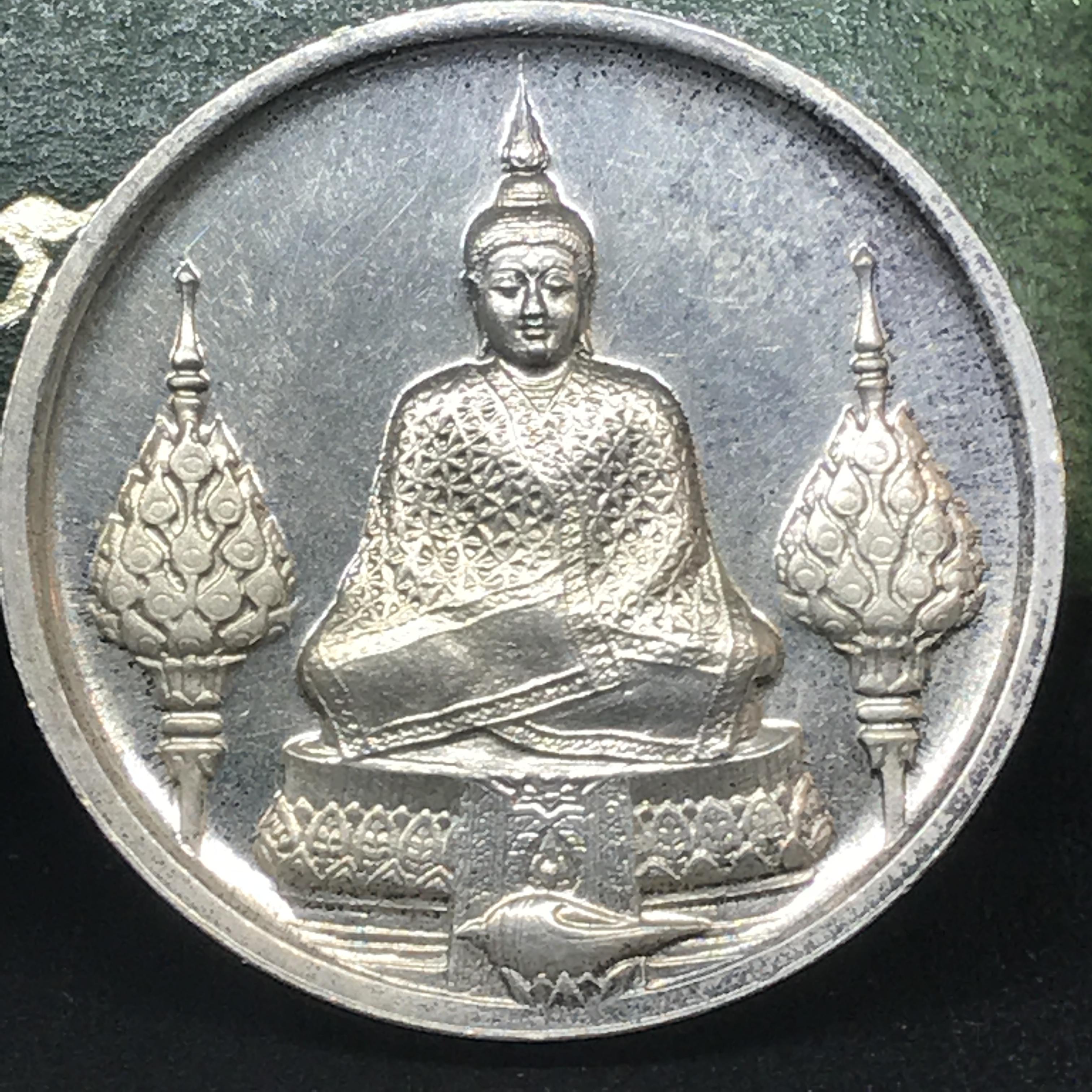 เหรียญพระแก้วมรกตหลัง ภปร ฉลองกรุงรัตนโกสินทร์ครบ 200 ปี พ.ศ.2525 เนื้อเงินกล่องบรรจุเดิมครบ3พิมพ์(บล็อกพระราชศรัธา)(ในหลวงรัชกาลที่9 เสด็จในพิธี)