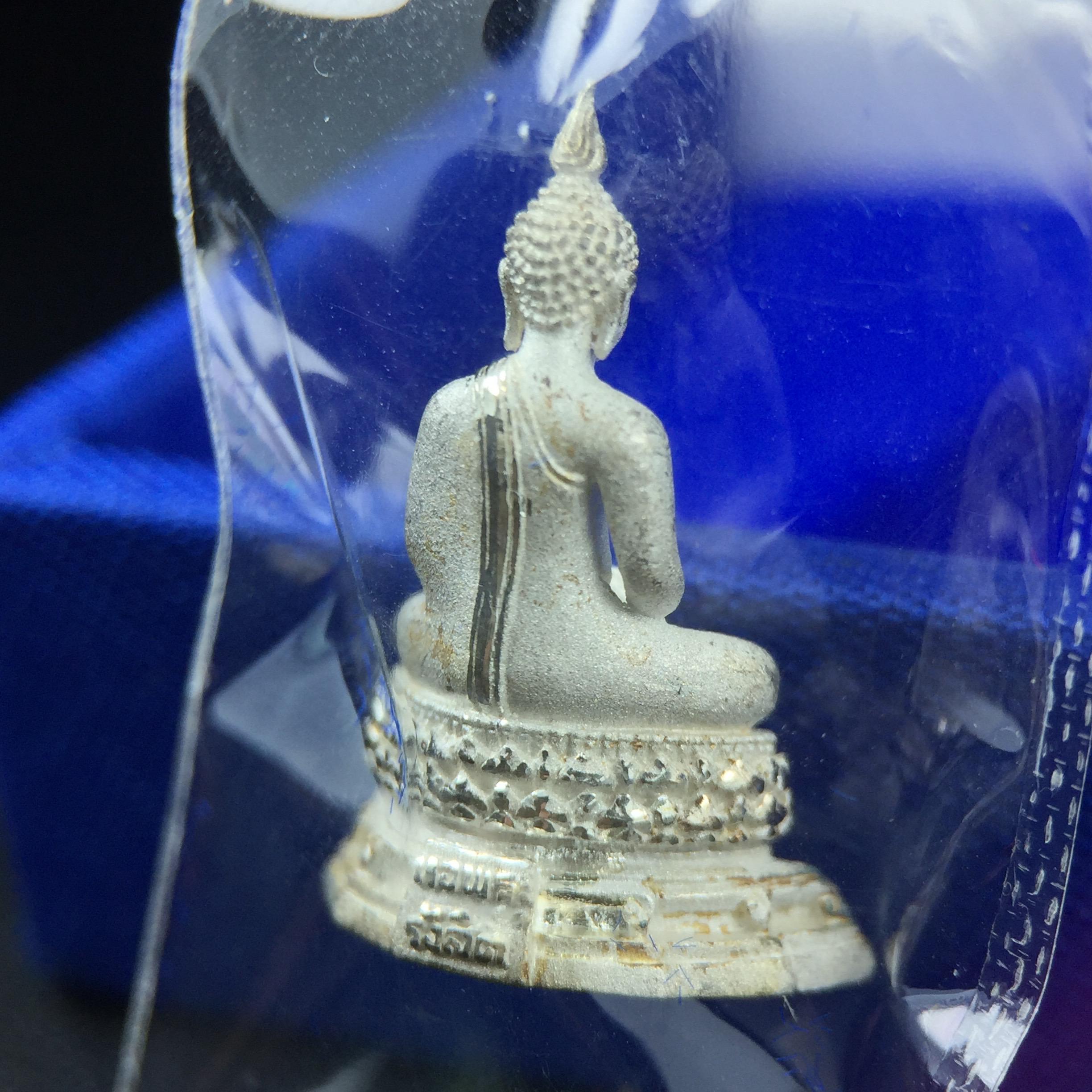 พระชัยวัฒน์พุทธสิหิงค์ ภปร. รุ่นสร้างหอพระธรรมศาสตร์ ปี2542 เนื้อเงิน(ผิวเดิม ซีนซองเดิม กล่องครบสวยสมบูรณ์) มหาพิธี 3วาระอันยิ่งใหญ่(ตอกโค๊ตและหมายเลข)1ใน 10000 องค์