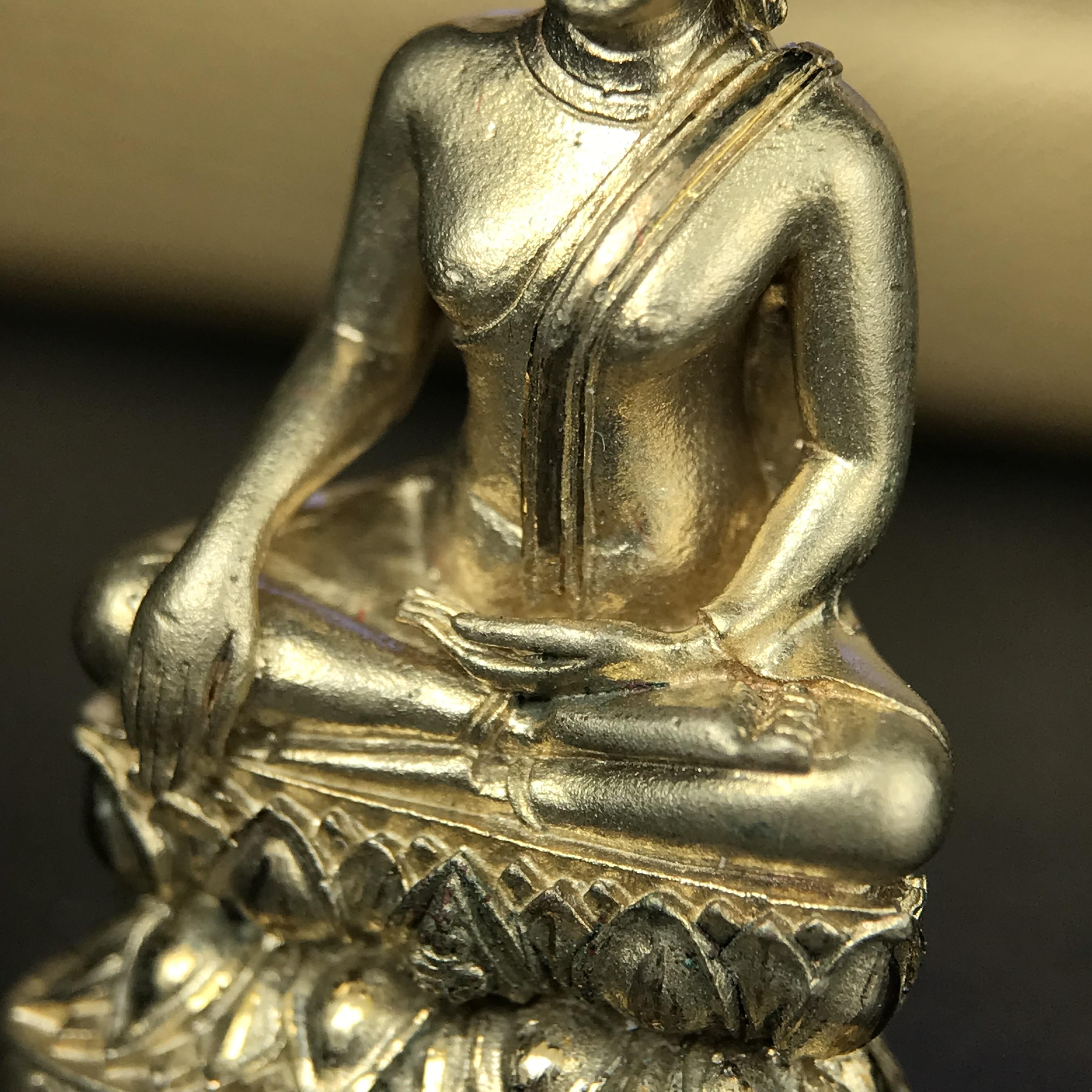 พระกริ่งพระพุทธนวราชบพิตร ตรากาญจนาภิเษกครองสิริราชสมบัติครบ 50 ปี รัชกาลที่ 9 ปี 2540 เนื้อทอง93(หายากพบเจอน้อยมาก) ขนาดสูง 3.2 ซม. พุทธศิลป์สวยงดงามและพิธีใหญ่วัดพระแก้ว(พุทธนวราชบพิตร นิมิตรหมายแห่งความสามัคคี ด้วยไมตรีแห่งองค์พระภูมิพล)