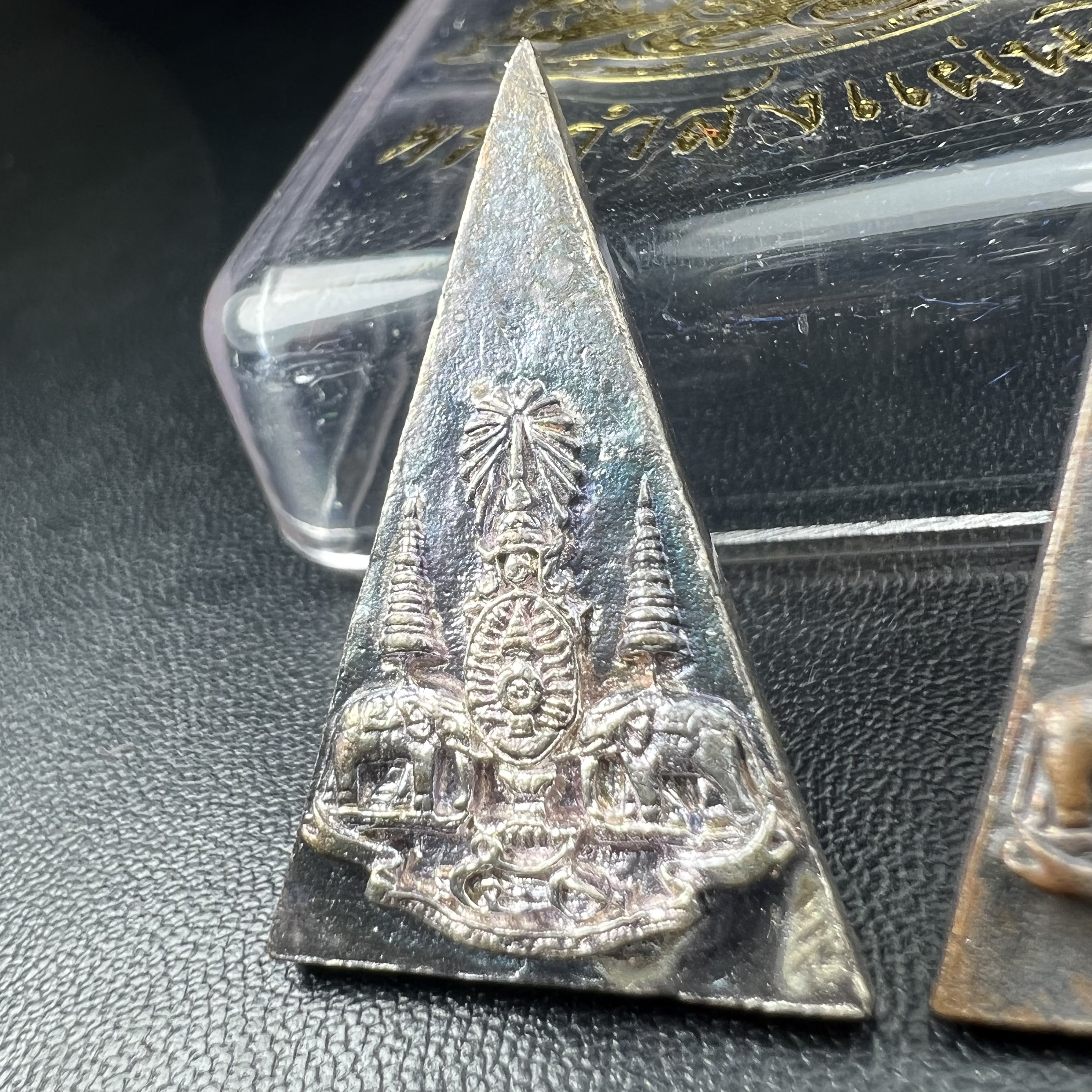 พระกำลังแผ่นดิน (สมเด็จจิตรลดา2) จัดสร้างเฉลิมพระเกียรติ ร.9 ครองราชย์ 50 ปี 2539 เนื้อเงิน(ผิวเดิมกลับดำ รุ้งๆสวย)+เนื้อนวโลหะ(สร้างน้อยหายาก)พร้อมกล่องบรรจุเดิมครบสมบูรณ์(1ใน2539องค์)