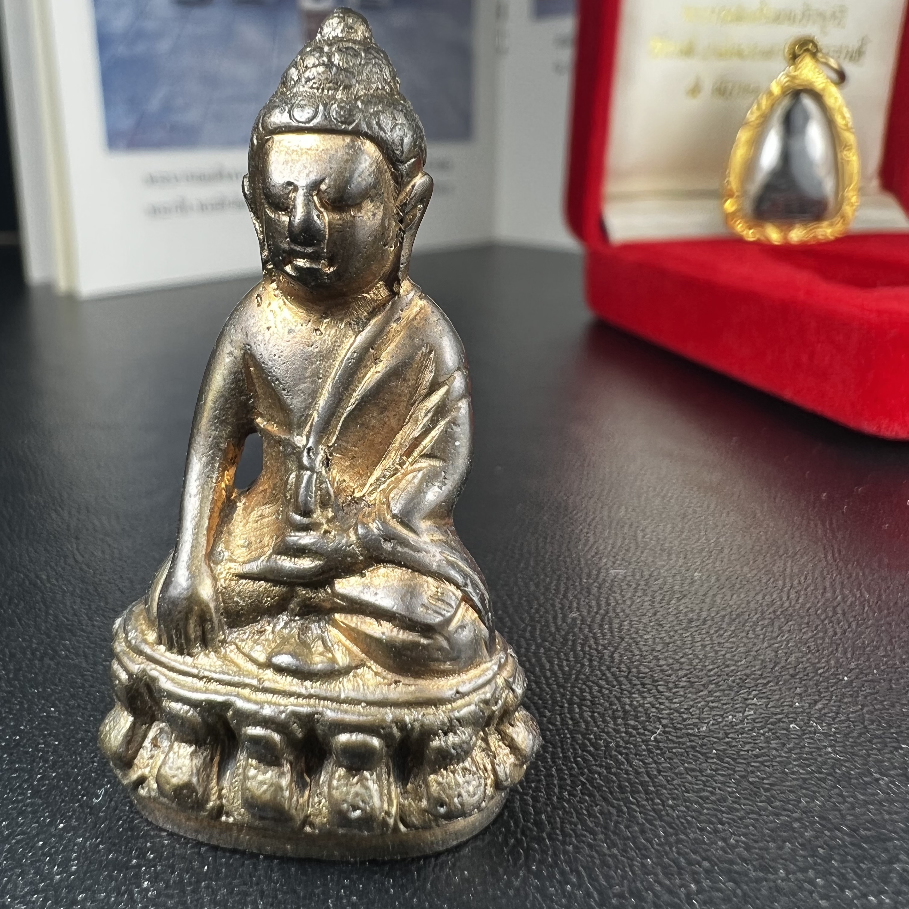 พระกริ่ง-พระชัยวัฒน์ ปวเรศ ปี2530 วัดบวรนิเวศราชวรวิหาร(องค์พระชัยวัฒน์เลี่ยมกรอบทองคำแท้)(ในหลวง ร.9 เสด็จเททอง)(บรรจุเส้นเกศาในหลวงรัชกาลที่9)พร้อมสูจิบัตรเดิมตอนจัดสร้าง(สภาพสวยครบสมบูรณ์) (องค์หน้าใหญ่)(องค์ทองทบ)แบบพิมพ์นิยมหายาก