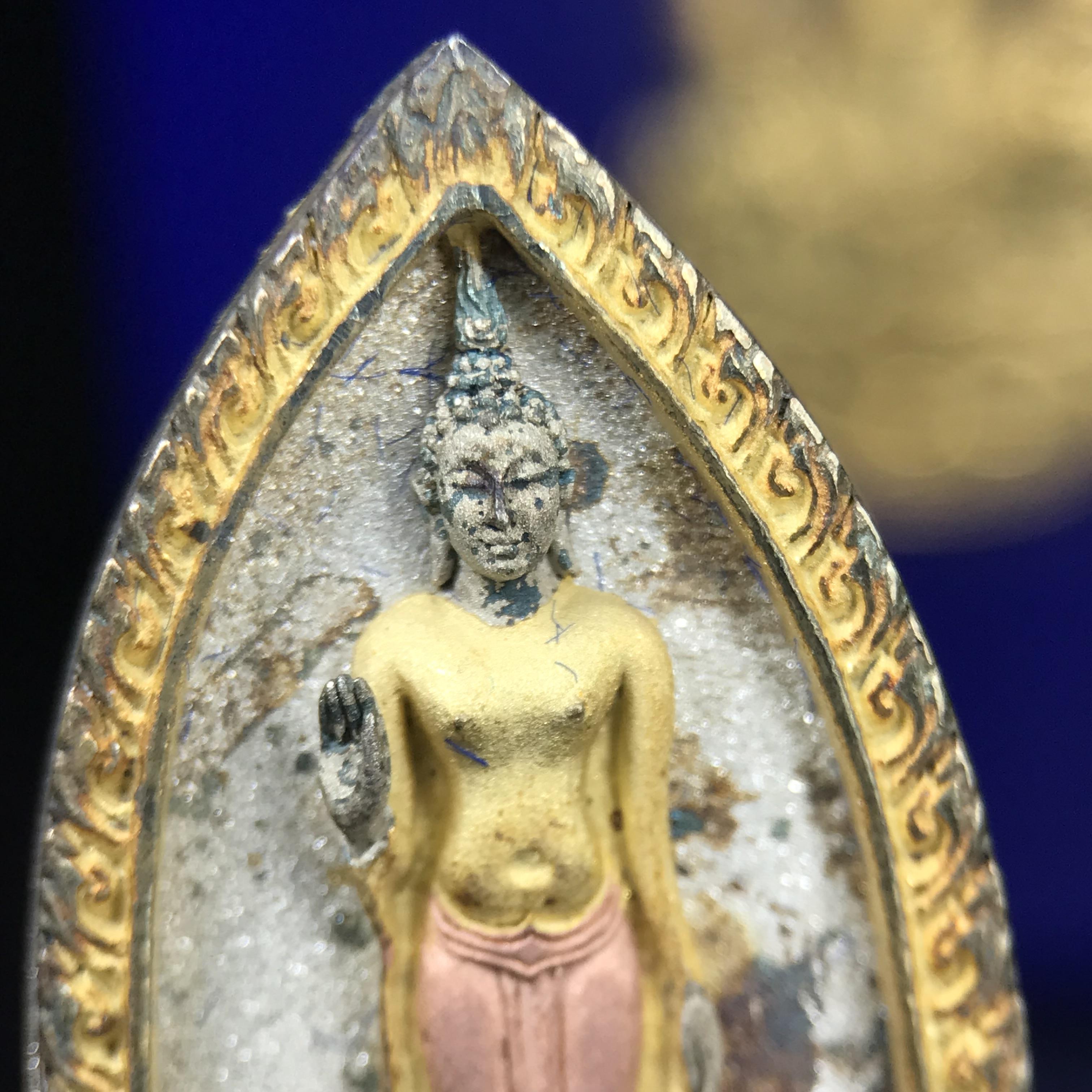 พระพุทธกาญจนพรสยามภูมิ ภปร. ปี 2539 เนื้อเงินสามกษัตริย์พื้นทรายประกาย(ผิวเดิมสวย) พิมพ์ทรงใบขนุน ขนาด3.2ซม. พระพุทธรูปประจำพระชนมวาร รัชกาลที่9 จัดสร้างในวโรกาสทรงครองสิริราชสมบัติครบ50ปี(องค์หมายเลขมหามงคลเลข ๙๙๙(เจริญก้าวหน้าในทุกด้าน)(1 ใน 5000 องค์)