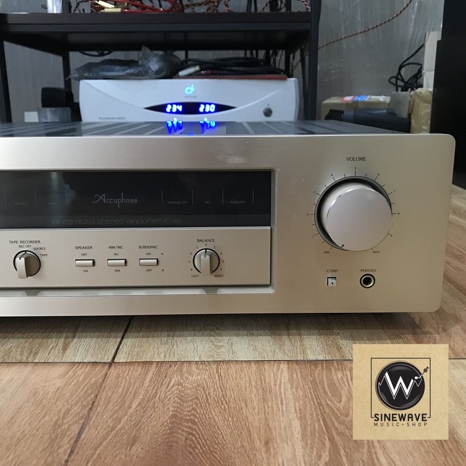 Integrated Amp ยี่ห้อ Accuphase รุ่น E-210 (Made in Japan) ไฟ 220Volts