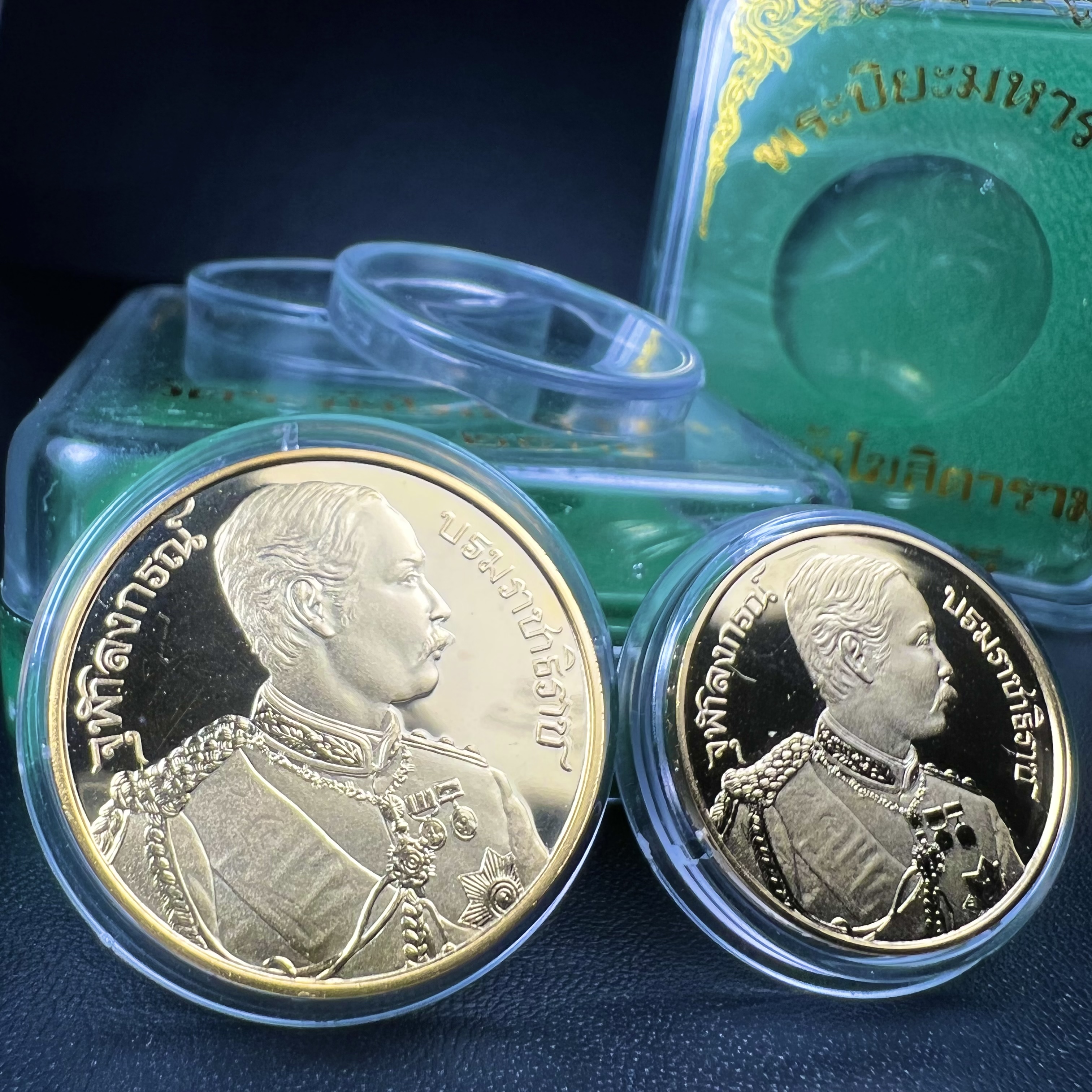 เหรียญเสด็จพ่อ ร.5 พระปิยมหาราช รุ่นบูรณะโบสถ์ พิธีมหาพุทธาภิเษก ณ พระวิหารวัดระฆังโฆสิตาราม ปี2538 เนื้อทองแดงบริสุทธิ์ชุบทองไมครอนขัดเงาสามมิติ(พิมพ์ใหญ่+พิมพ์เล็ก)ผลิตโดยโรงกษาปณ์ ประเทศ ฮังการี ( HUNGARIAN MINT)สภาพสวยดุจทองคำ ผิวกระจก บล็อกนอกสวยงาม