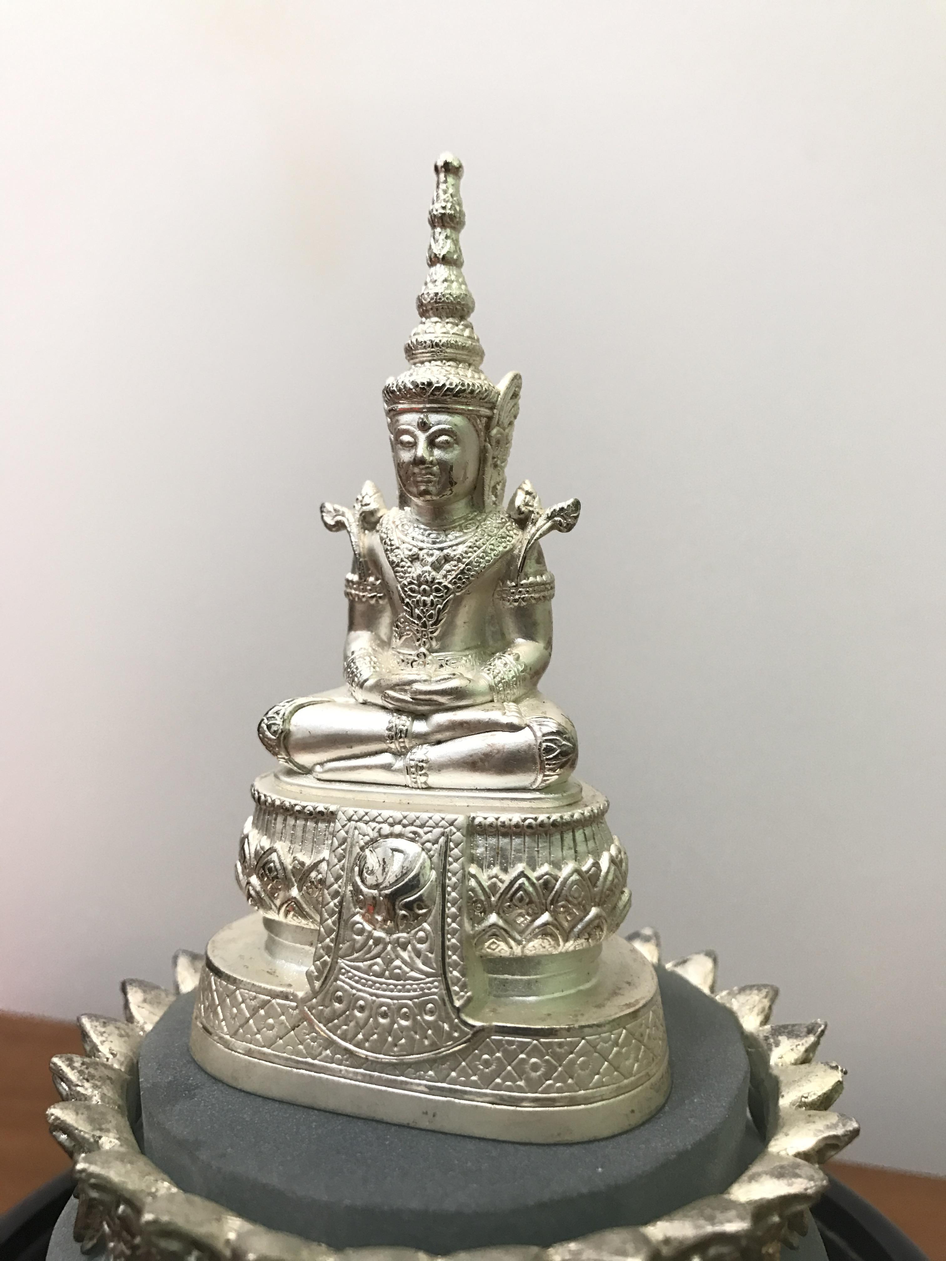 พระแก้วมรกต ภปร(รุ่นแรก) ปี45 รุ่นฉลองกรุงรัตนโกสินทร์ครบ 220 ปี หล่อลอยองค์ เนื้อเงิน ขนาดบูชา 50*90 มม. พร้อมฐานวางครอบแก้วเดิมครบสมบูรณ์(สวยงามและหายากมาก)